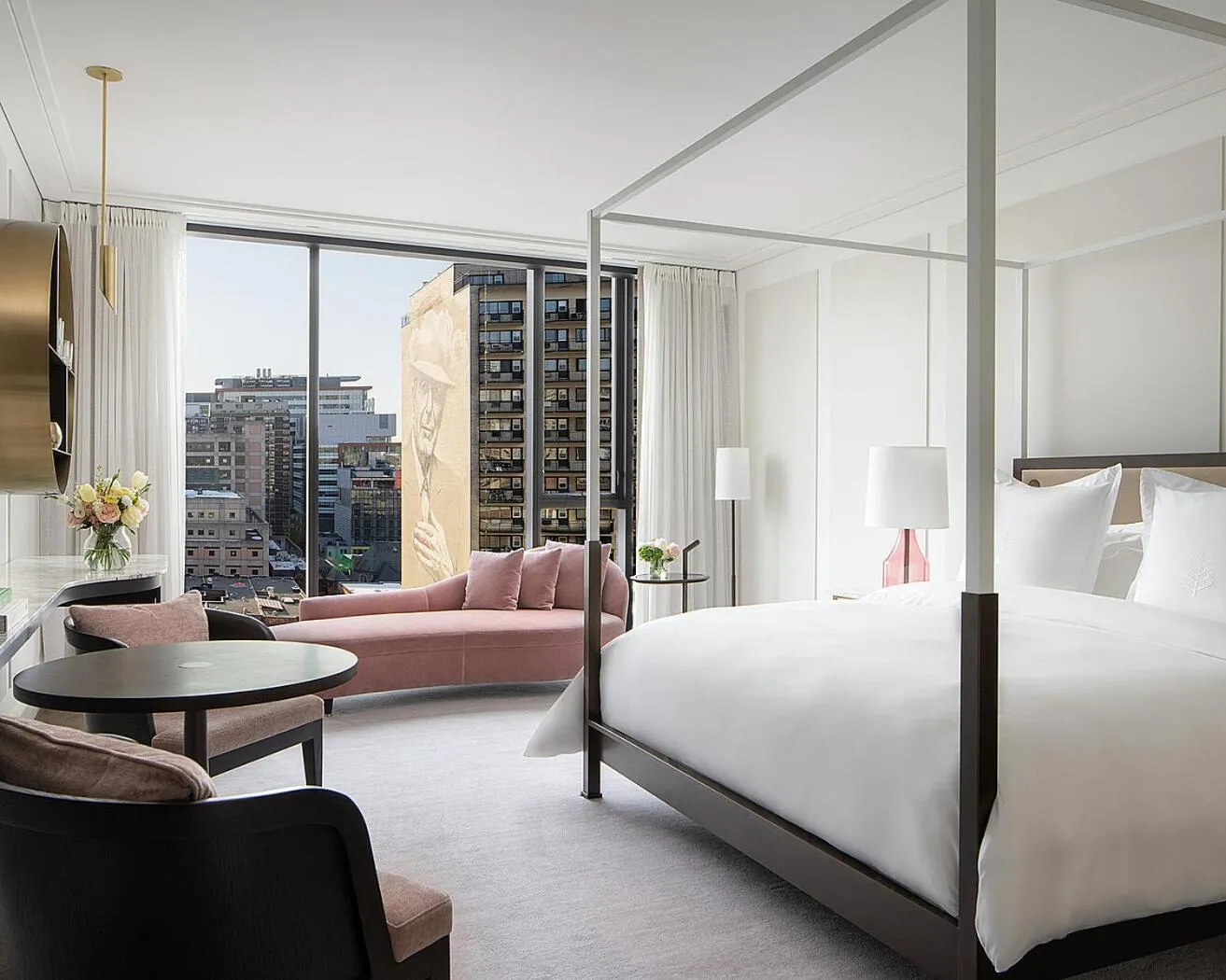 Photo of the whole room, Bed in Four Seasons Hotel Montreal