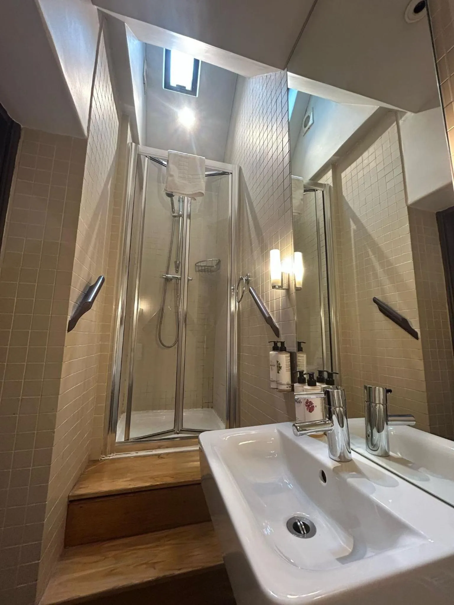 Shower in The Archangel,Restaurant & Bar with Rooms
