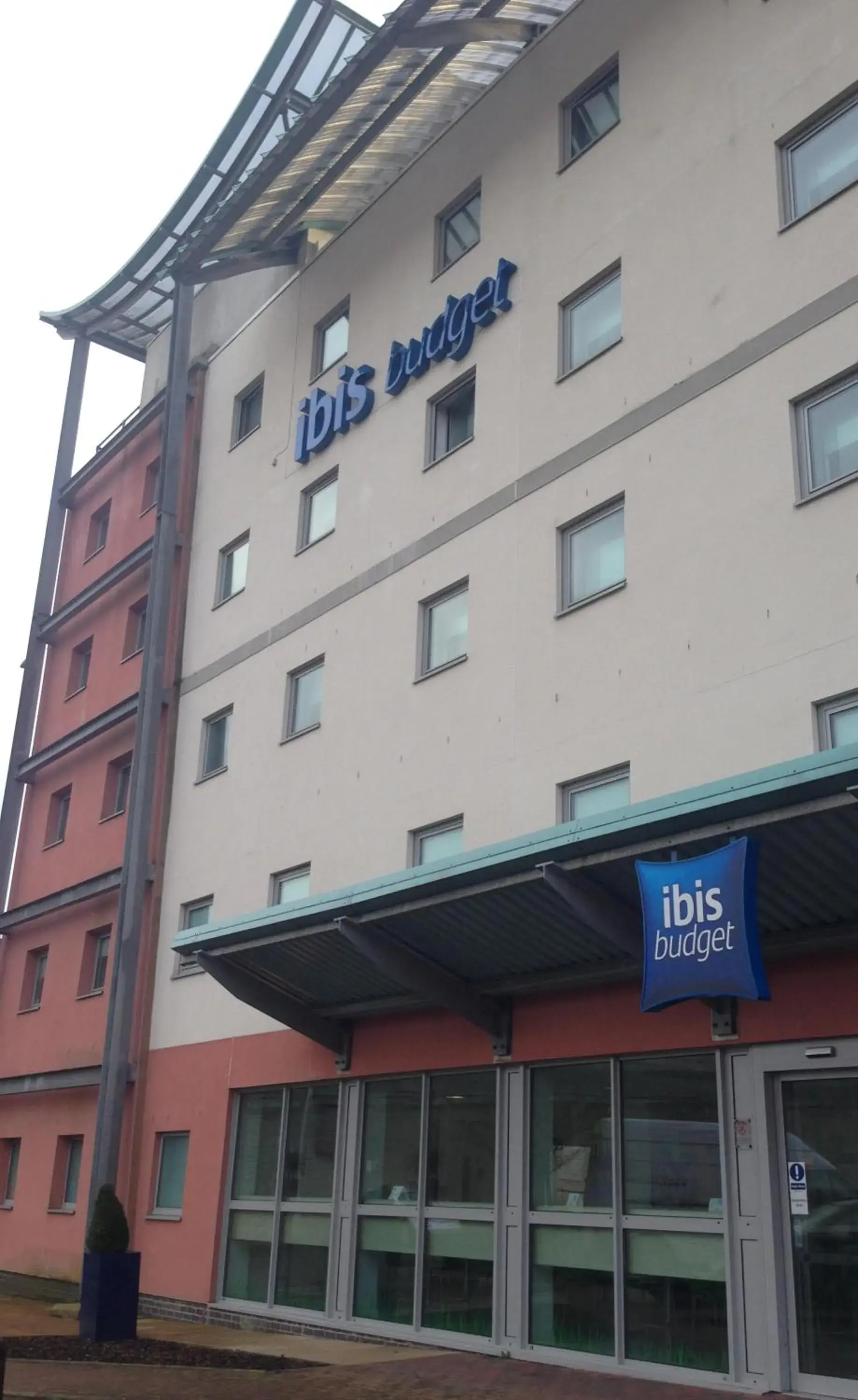 Facade/entrance in ibis budget Newport Facade/entrance in ibis budget Newport