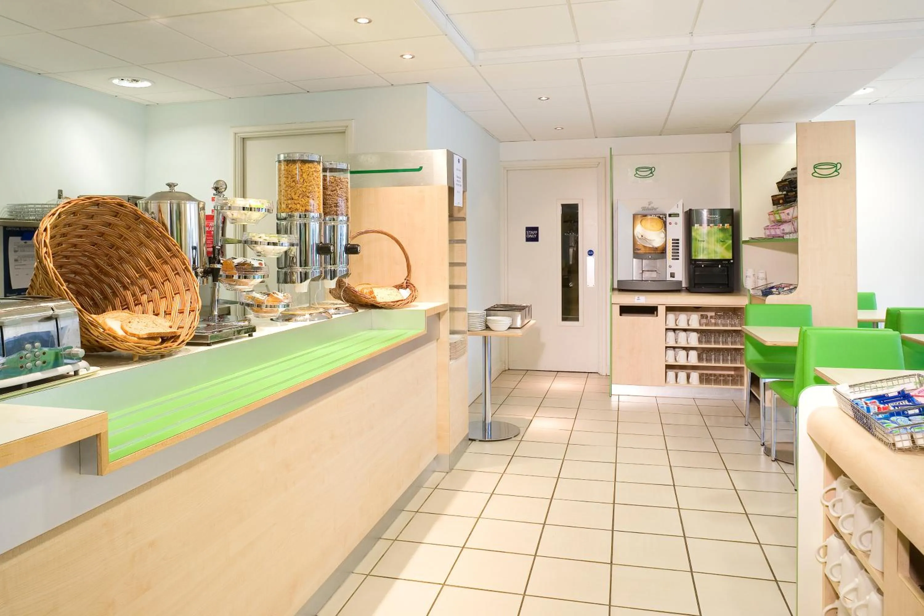 Lounge or bar in ibis budget Newport