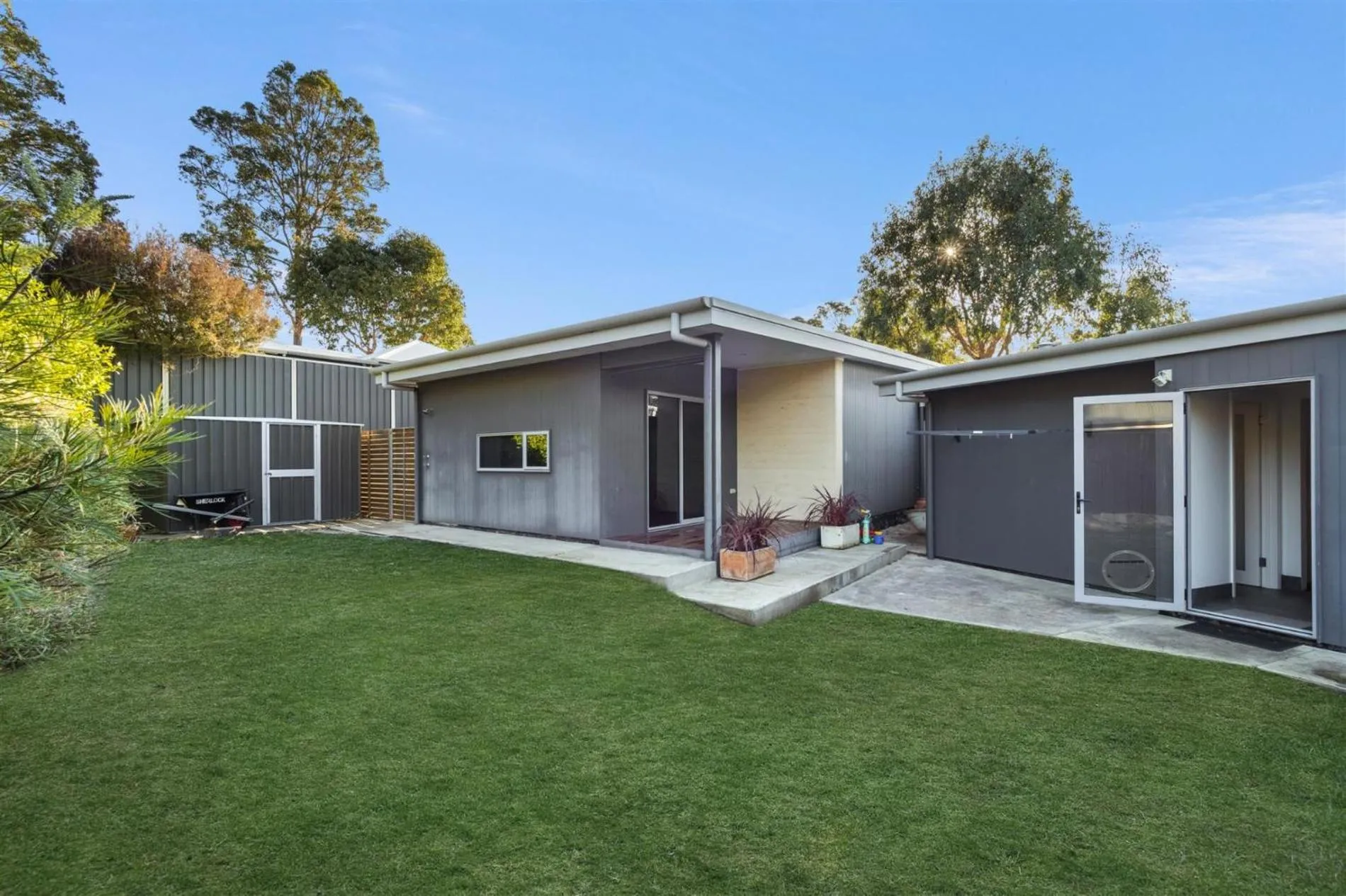 Garden in Banyandah - Dog Friendly - Family & Groups Welcome