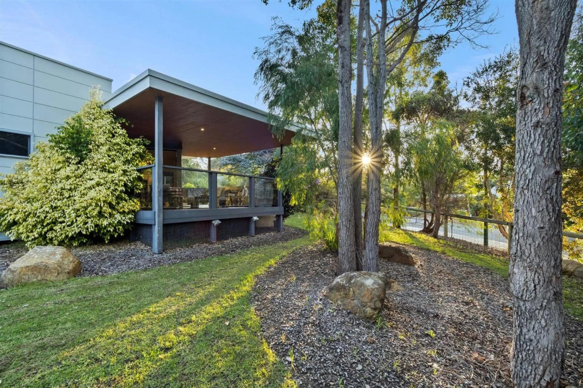 Garden in Banyandah - Dog Friendly - Family & Groups Welcome