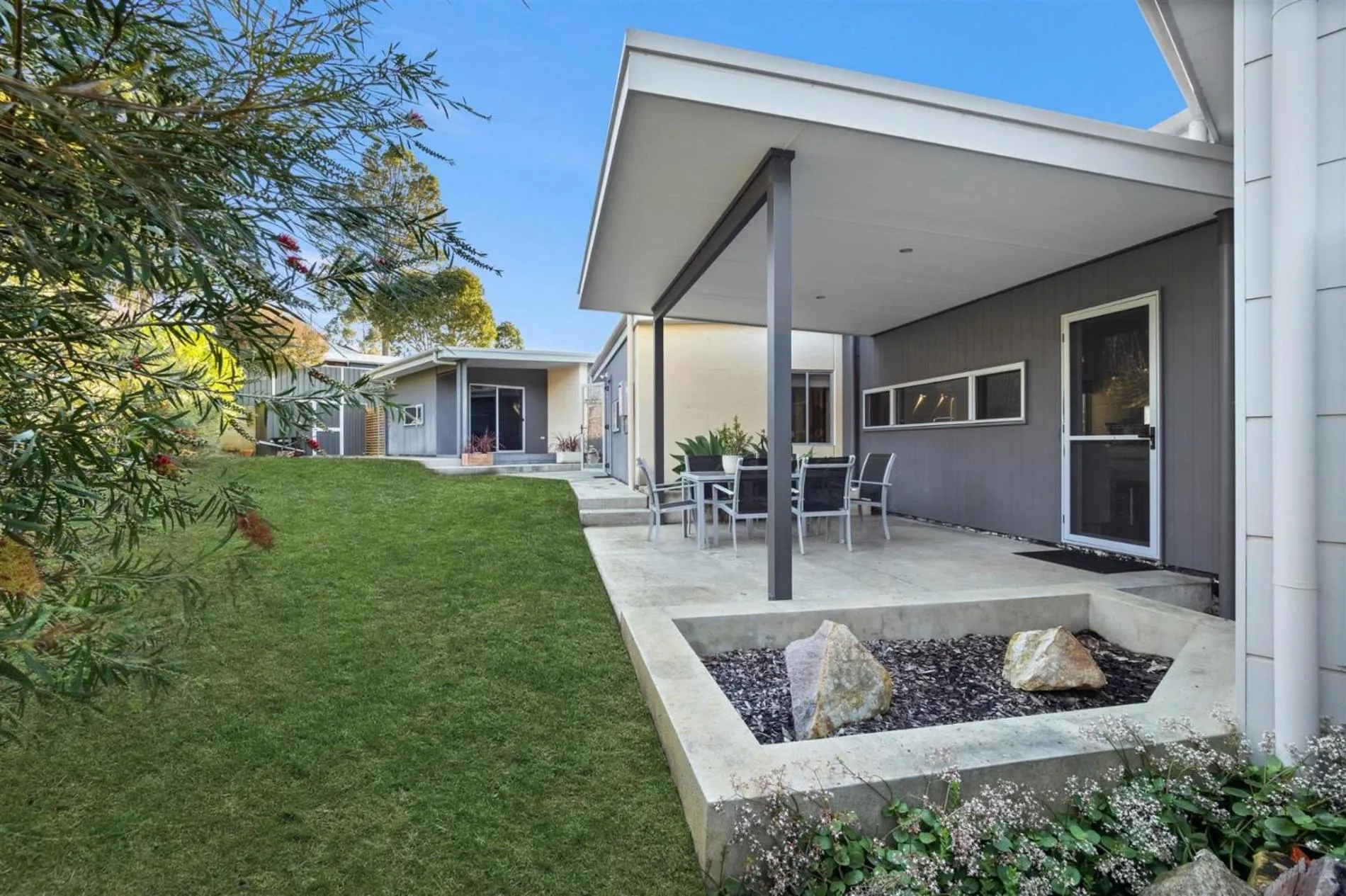 Garden in Banyandah - Dog Friendly - Family & Groups Welcome