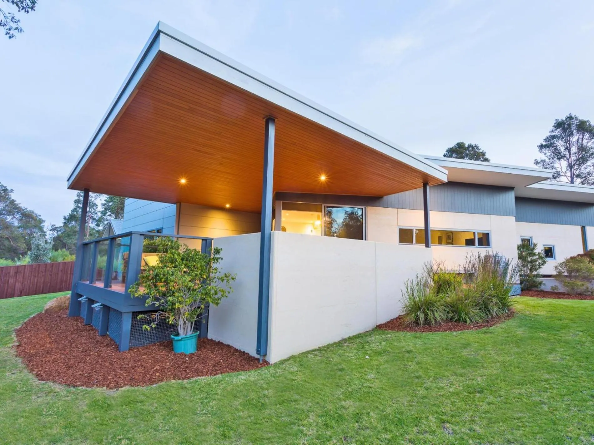 Garden in Banyandah - Dog Friendly - Family & Groups Welcome