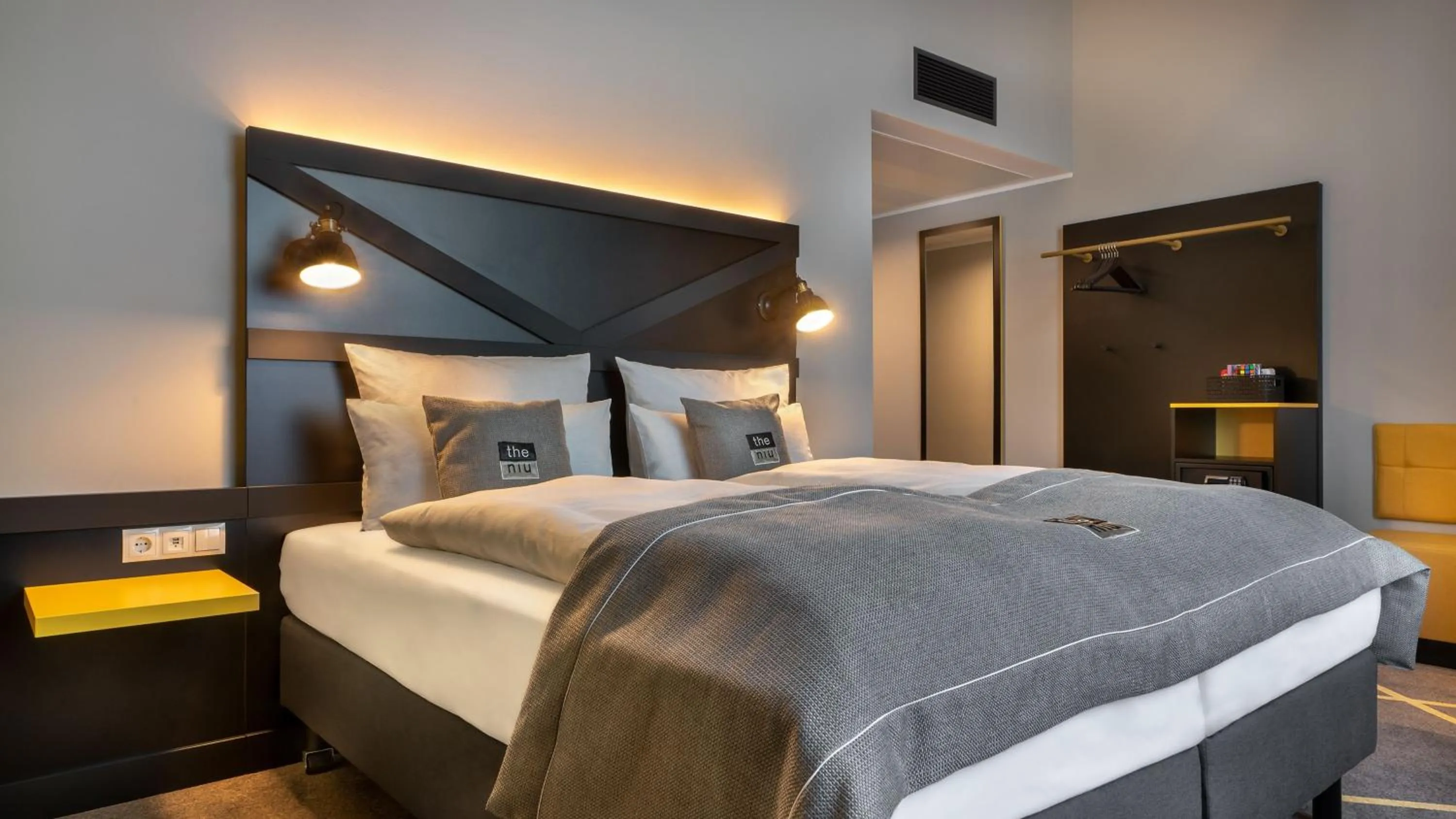 Photo of the whole room, Bed in Holiday Inn - the niu, Fury Aschheim Messe by IHG