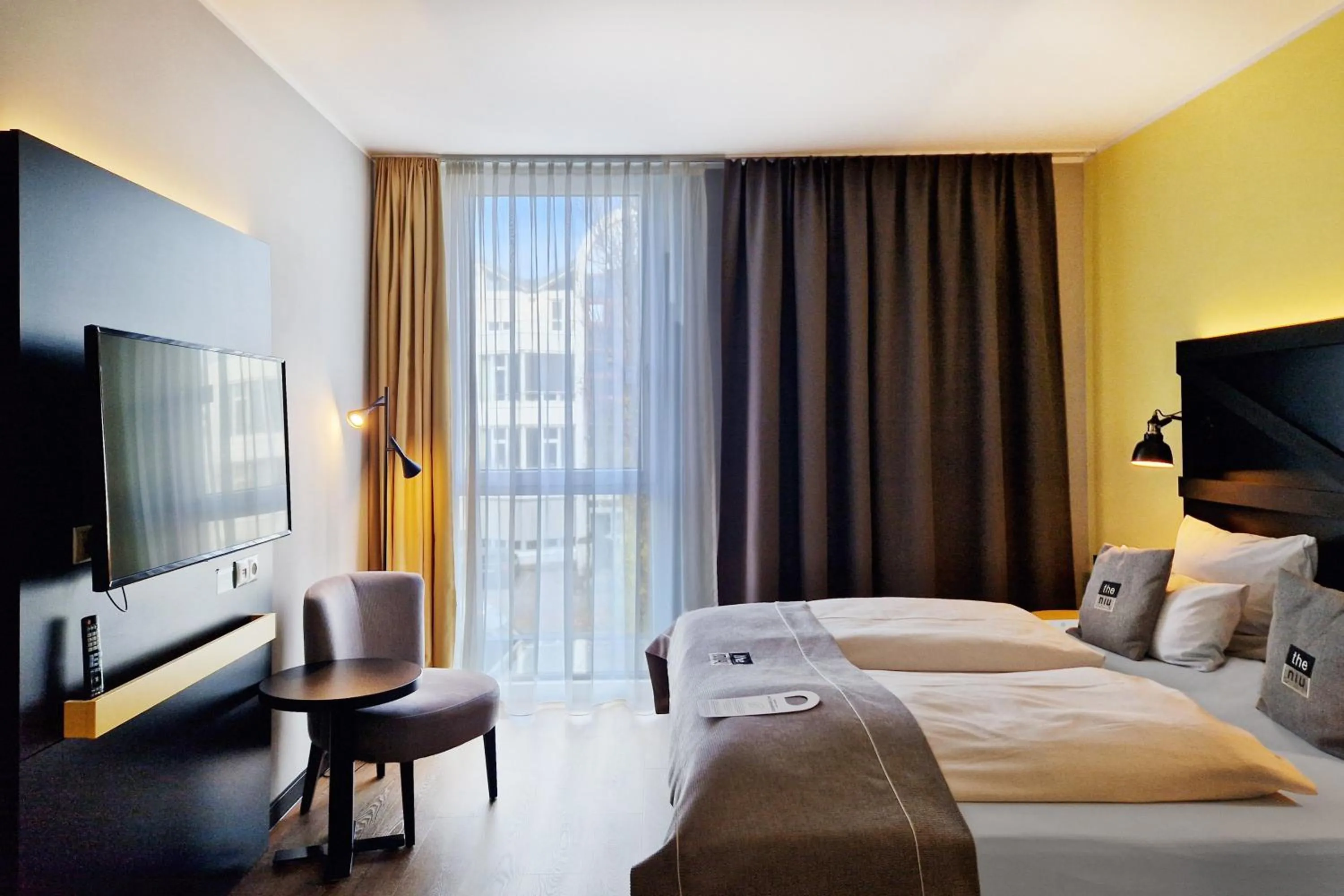 Photo of the whole room, Bed in Holiday Inn - the niu, Fury Aschheim Messe by IHG