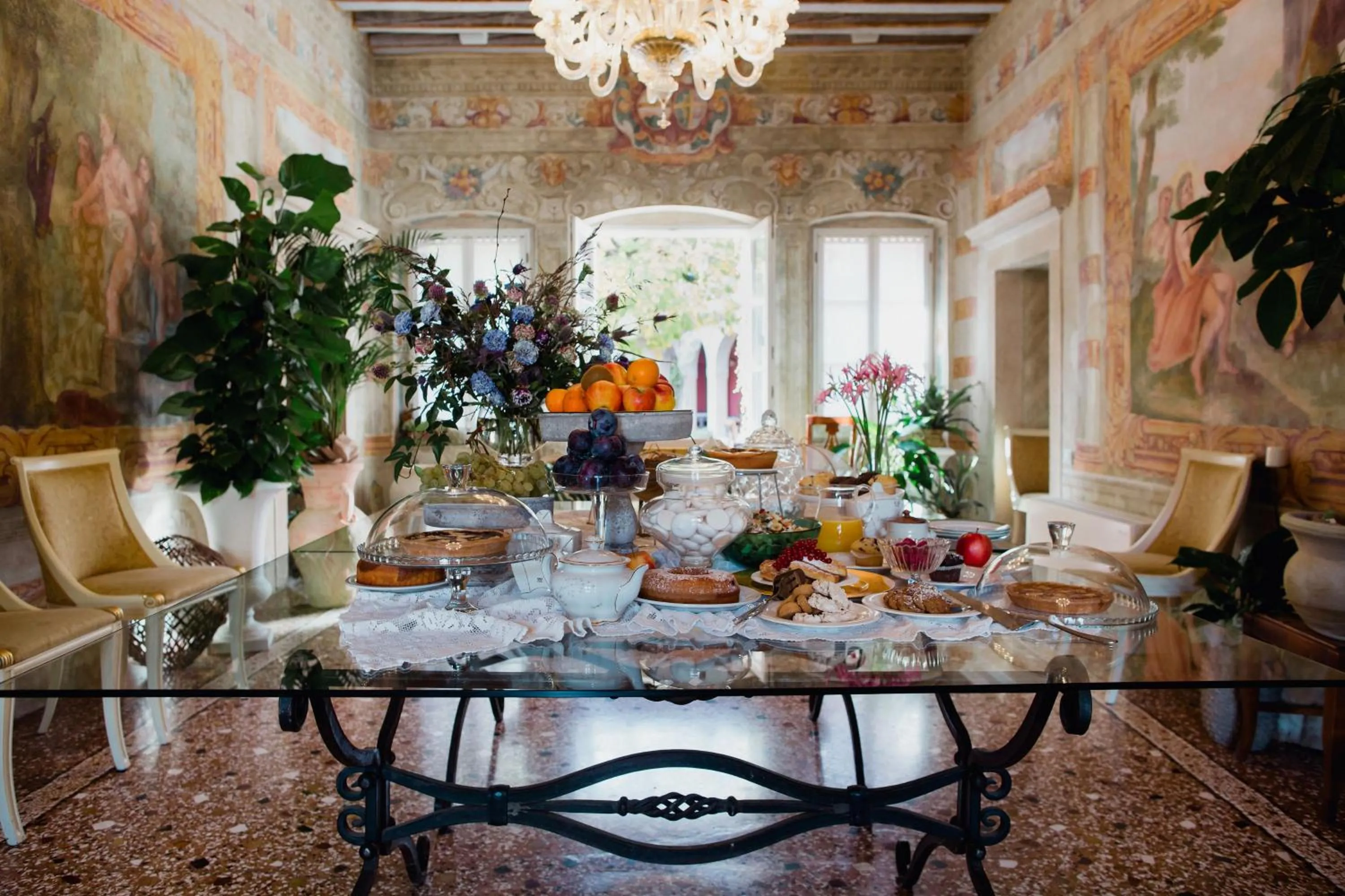 Breakfast in I giardini segreti di Villa Marcello Marinelli