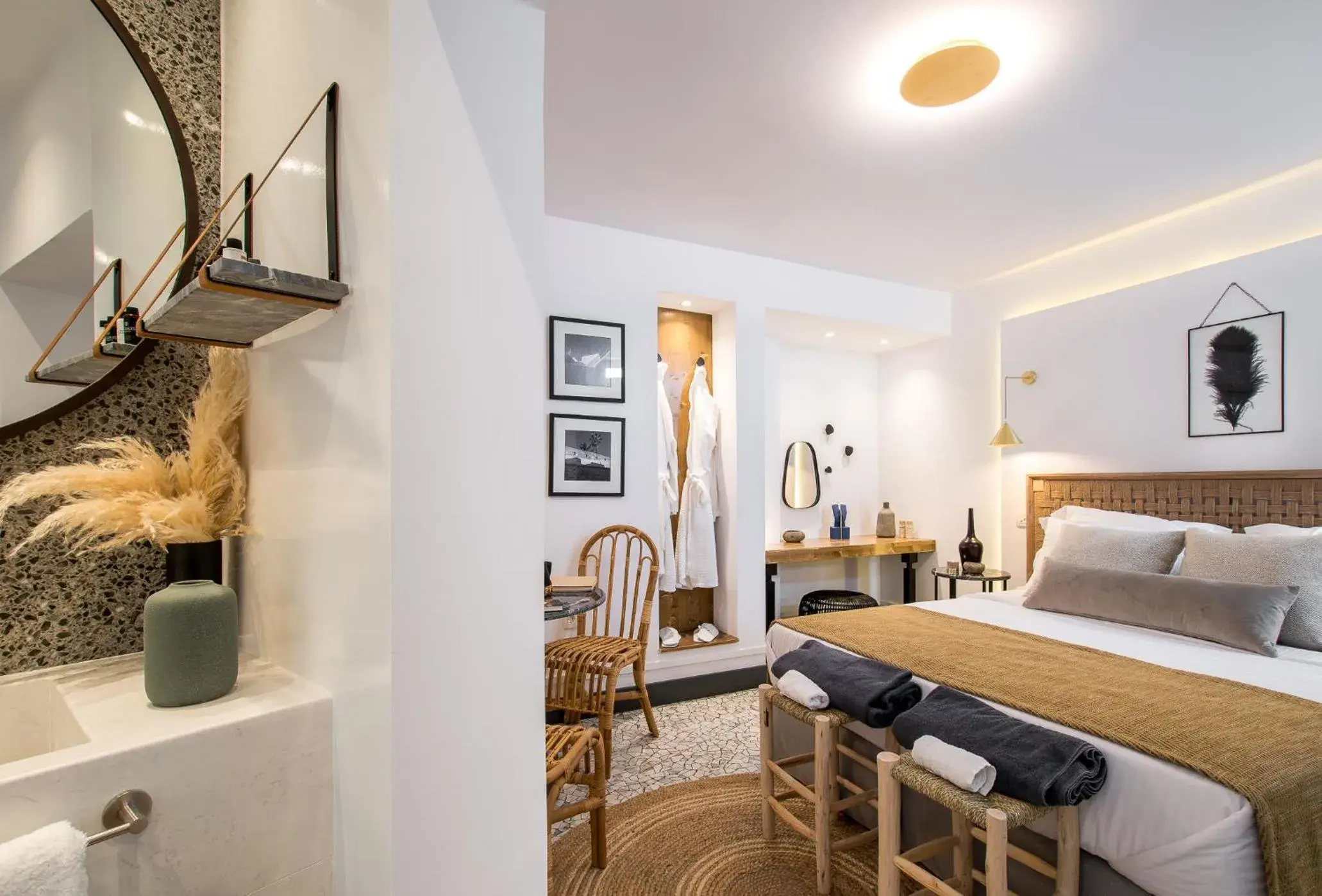 Bed in Amelot Art Suites Bed in Amelot Art Suites