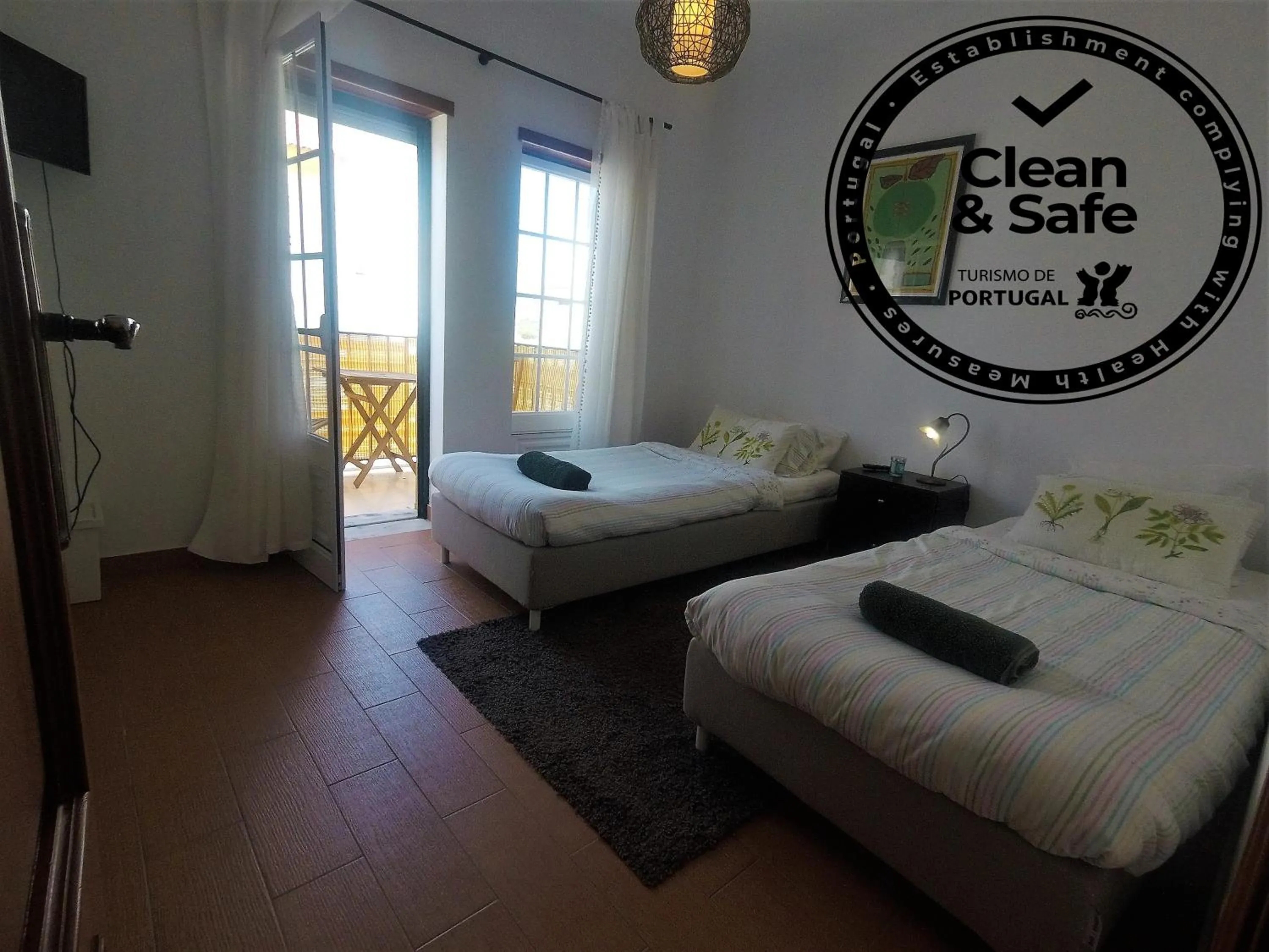 Shower, Bed in Peniche Surf Lodge 1