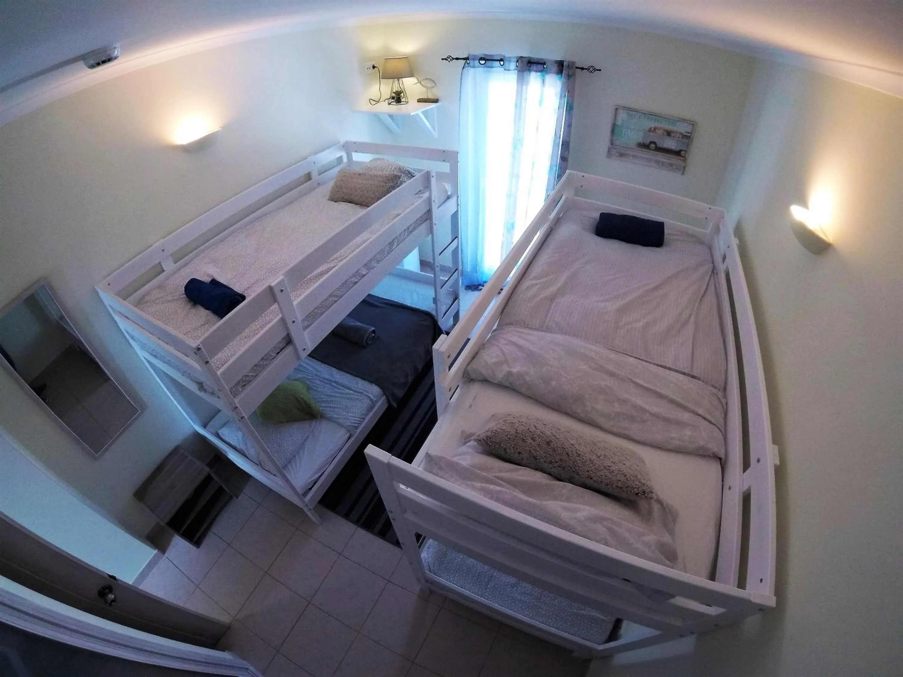 Shower, Bed in Peniche Surf Lodge 1
