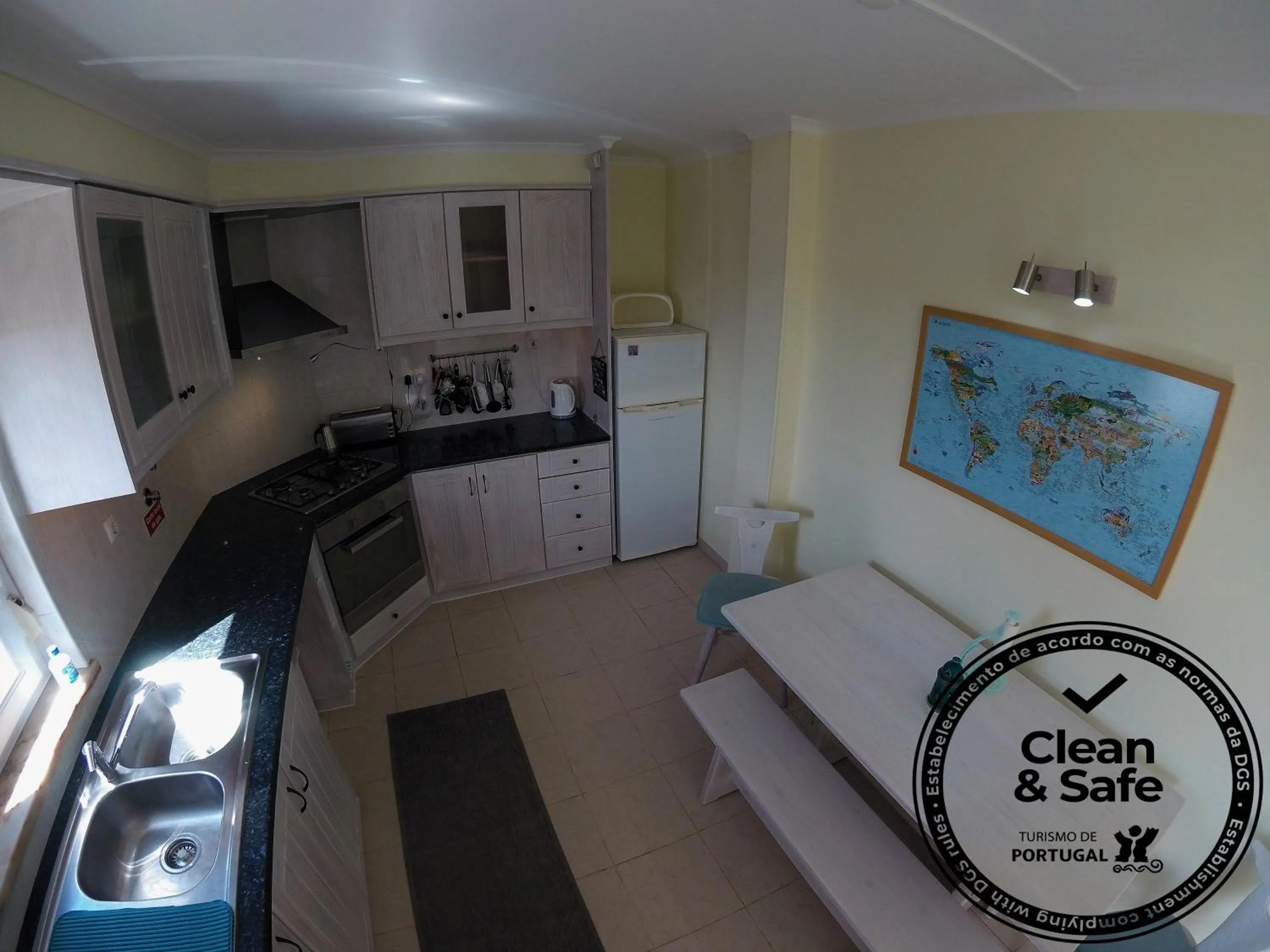 Shower, Bed in Peniche Surf Lodge 1