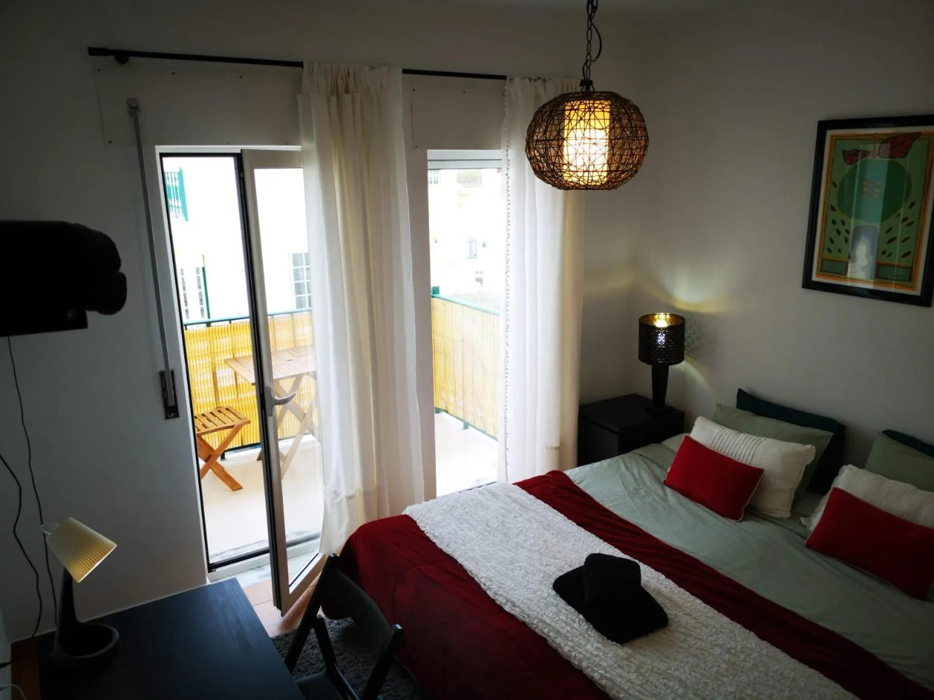 Staff, Bed in Peniche Surf Lodge 1