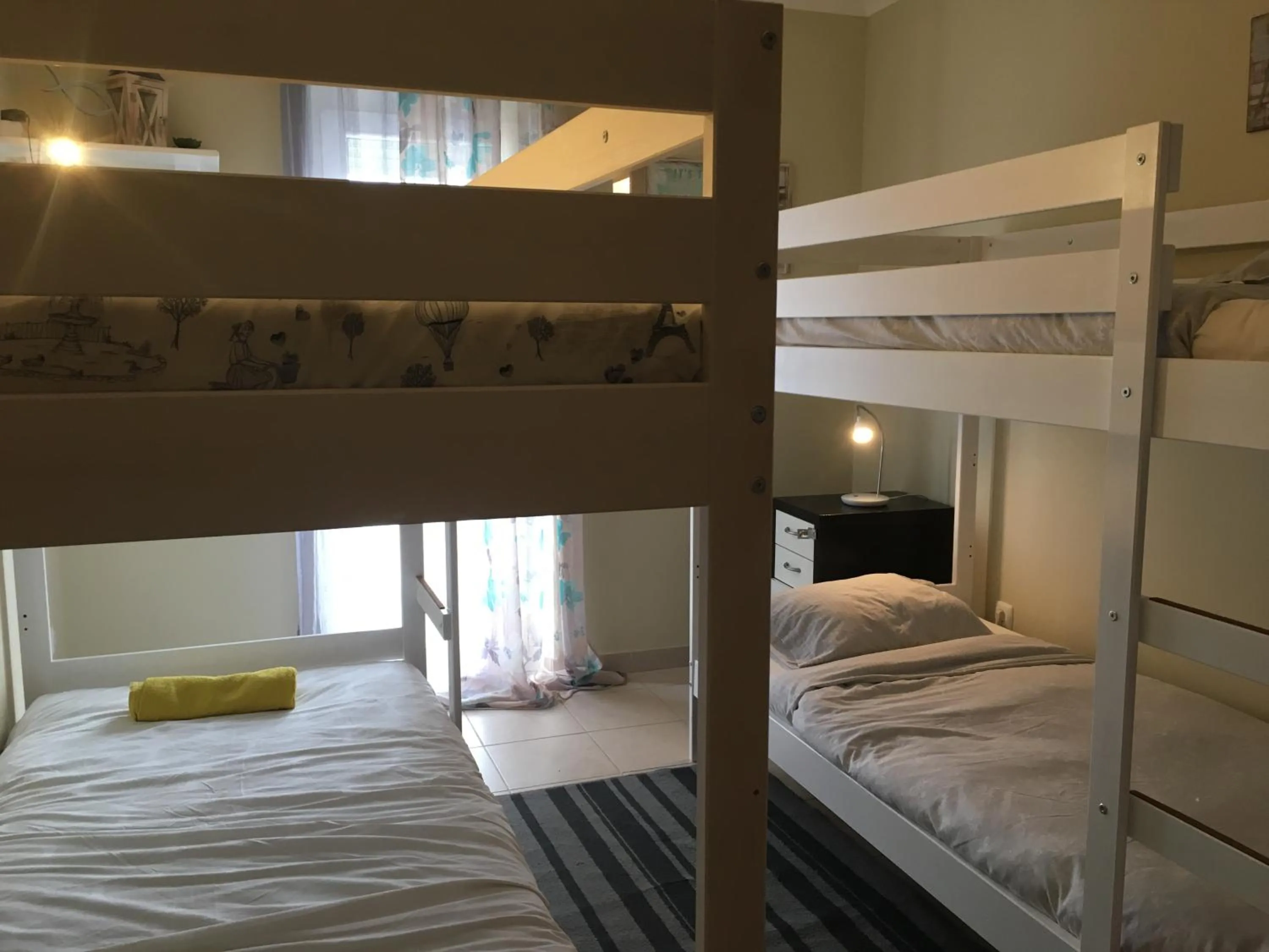 Communal lounge/ TV room, Bed in Peniche Surf Lodge 1