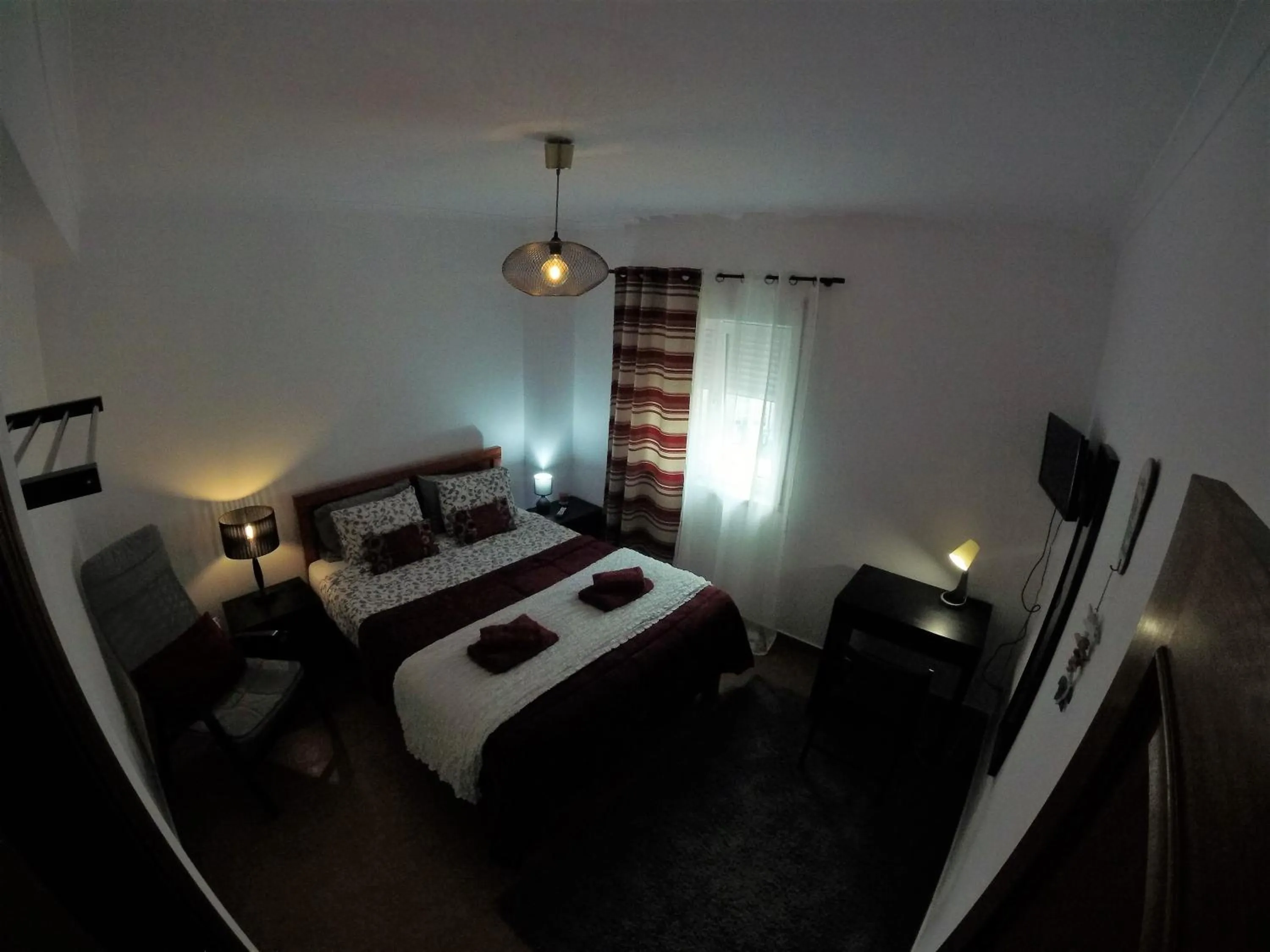Shower, Bed in Peniche Surf Lodge 1