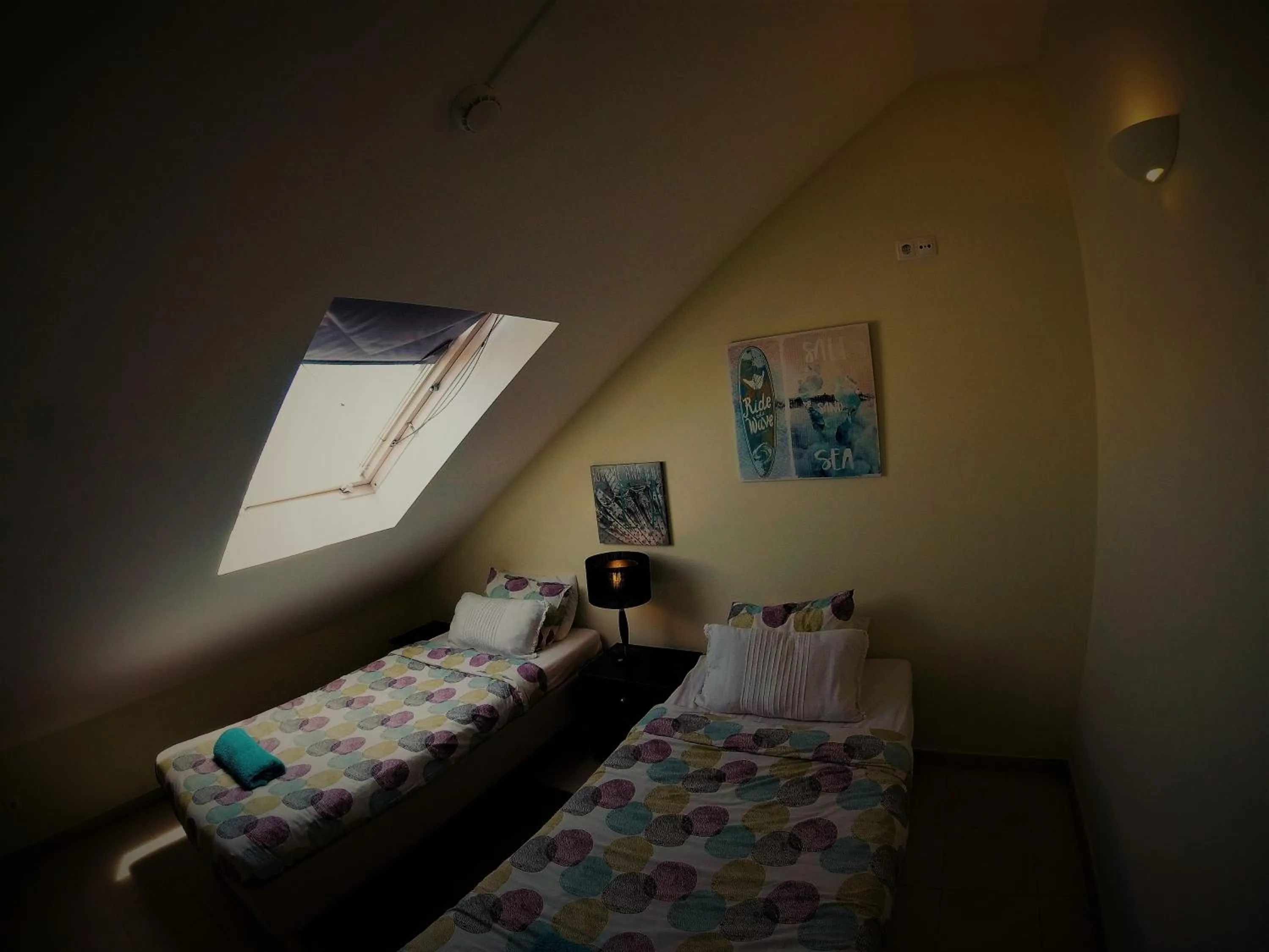 Communal lounge/ TV room, Bed in Peniche Surf Lodge 1
