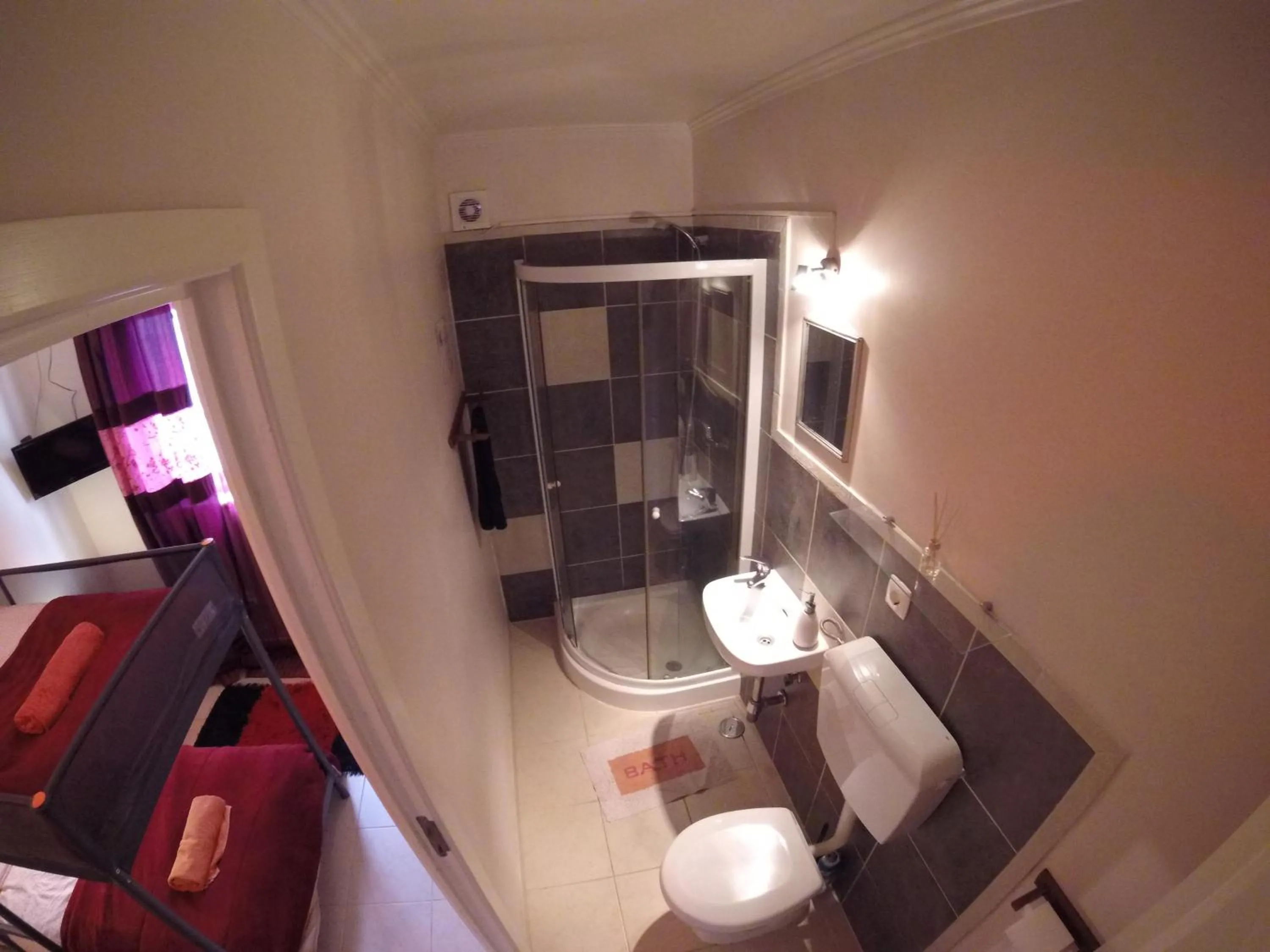 Shower in Peniche Surf Lodge 1