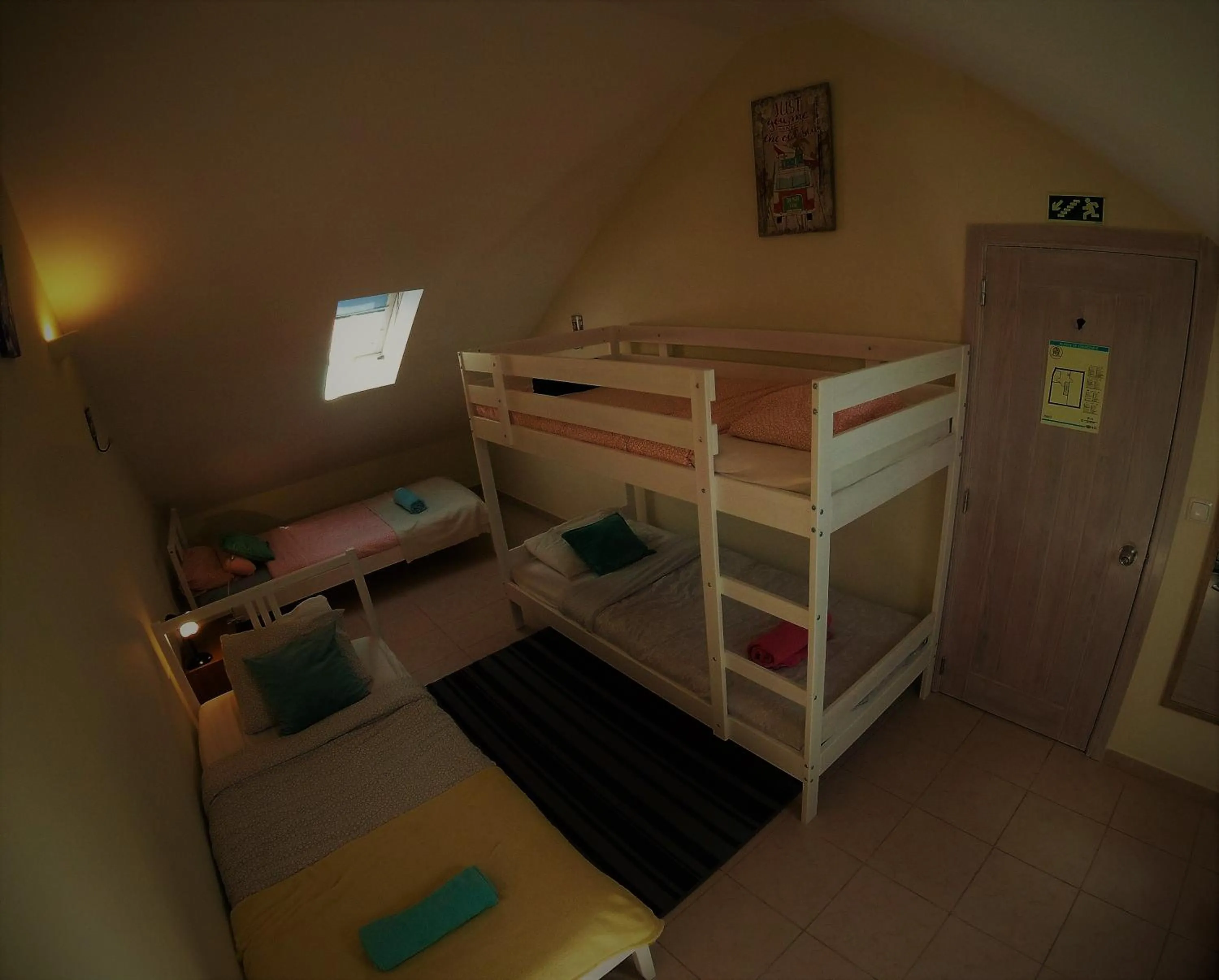 Shower, Bed in Peniche Surf Lodge 1