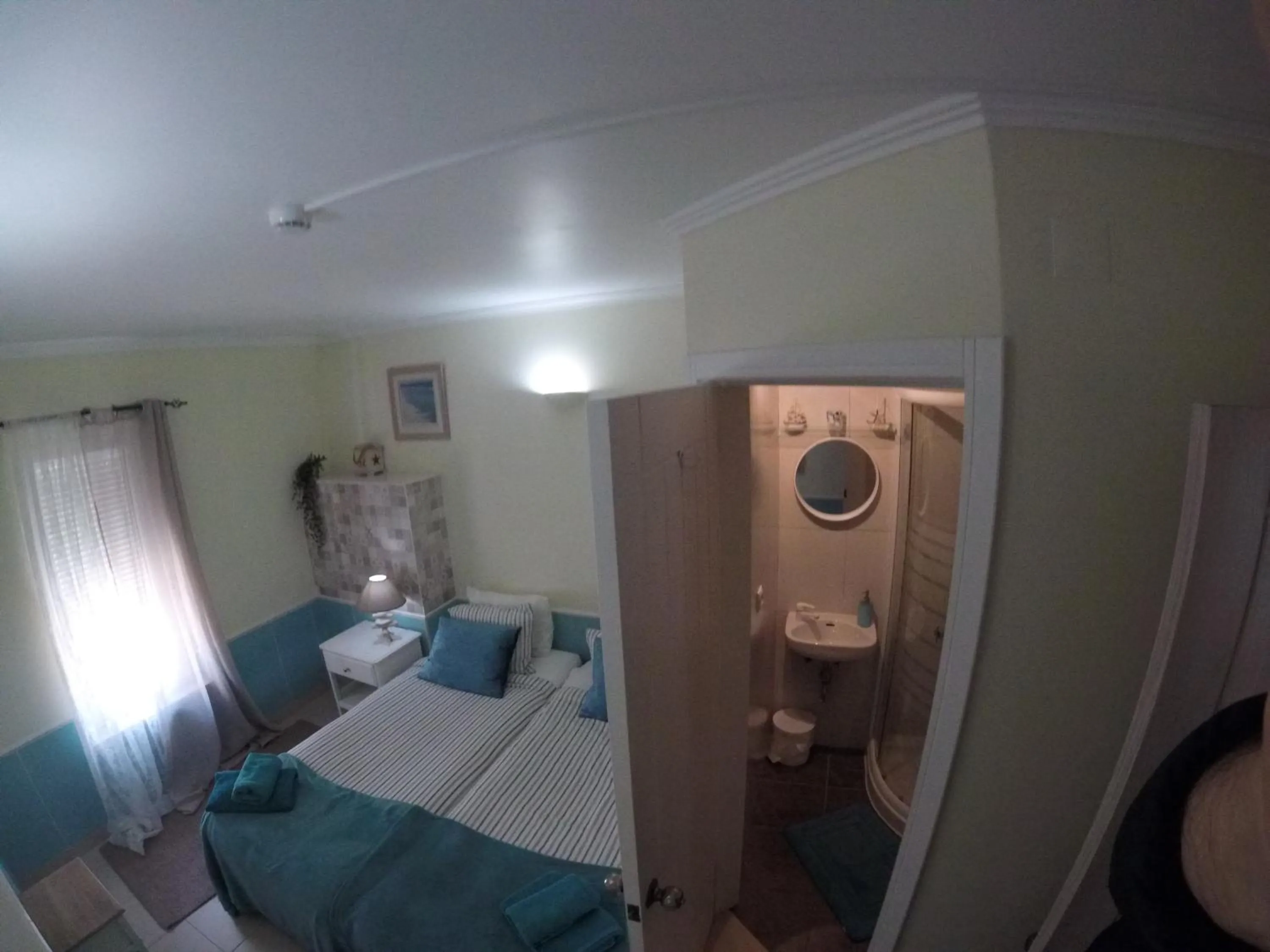 Restaurant/places to eat, Bed in Peniche Surf Lodge 1