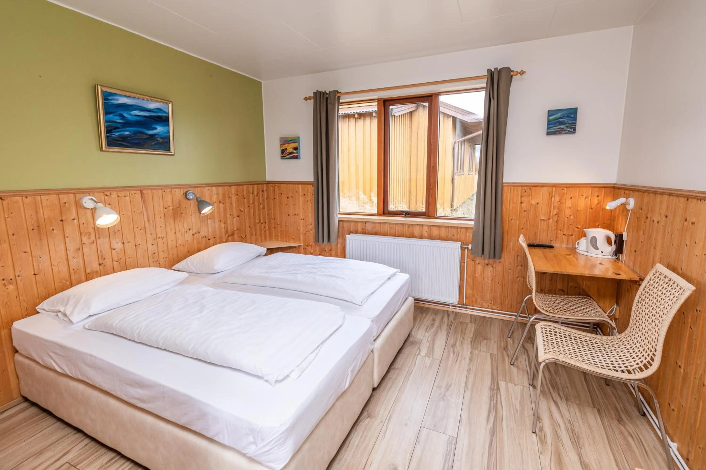 Coffee/tea facilities, Bed in Árnanes Country Hotel