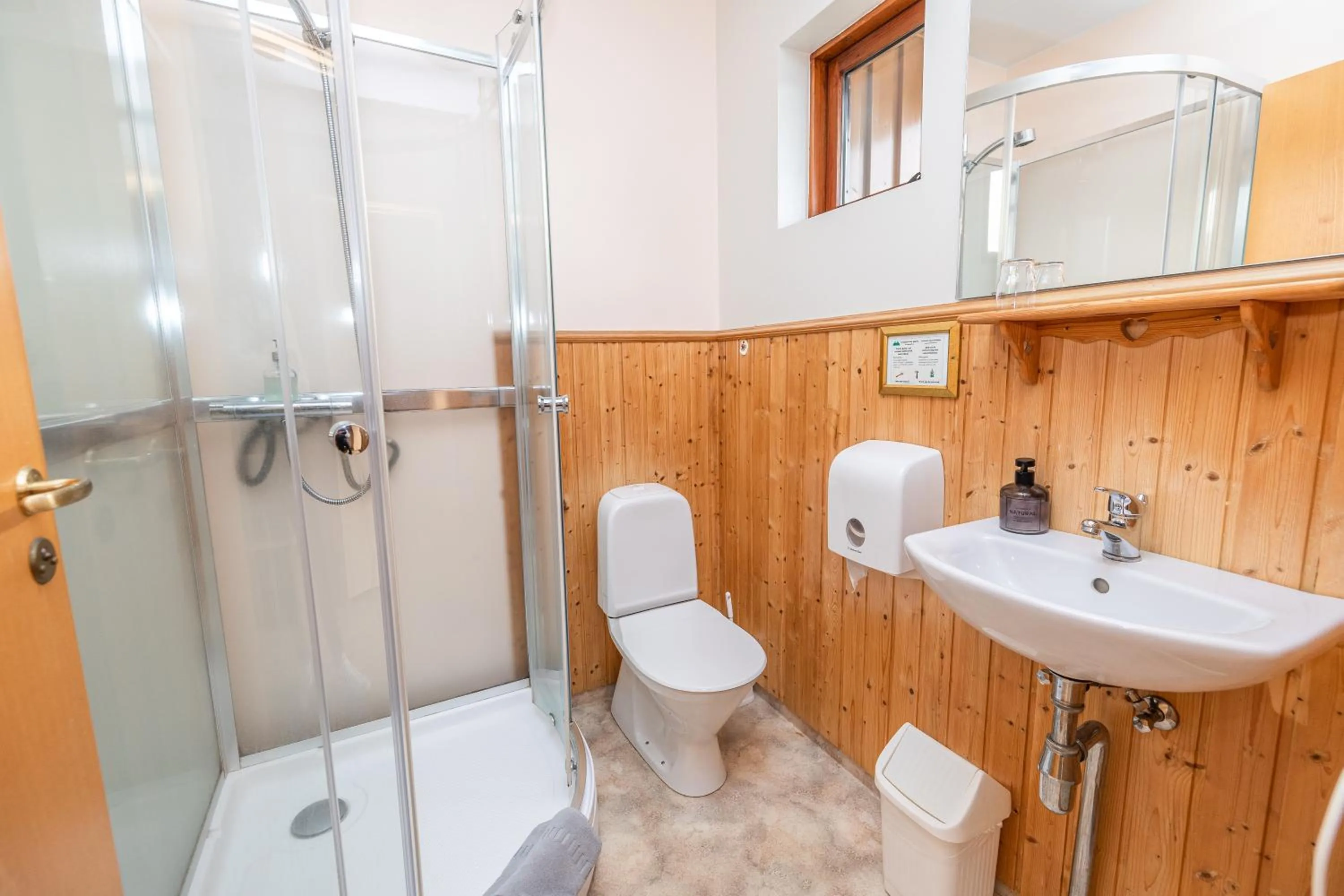 Shower in Árnanes Country Hotel