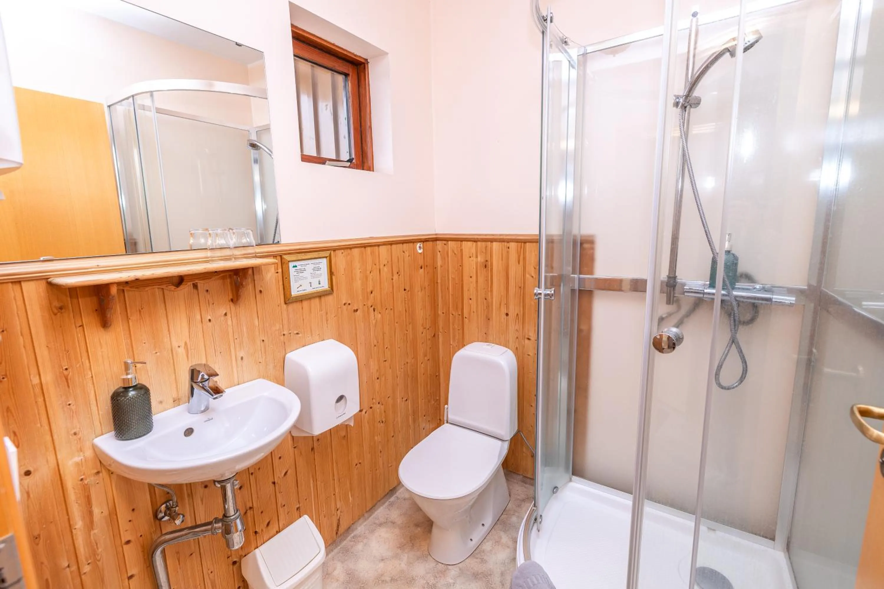 Shower in Árnanes Country Hotel