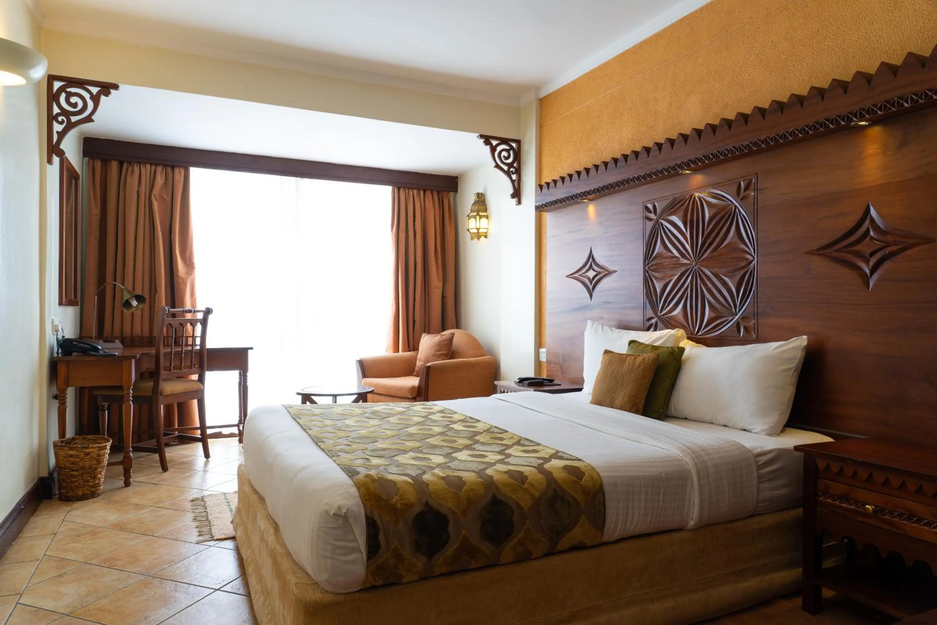 Photo of the whole room, Bed in The Heron By Sarovar Portico India