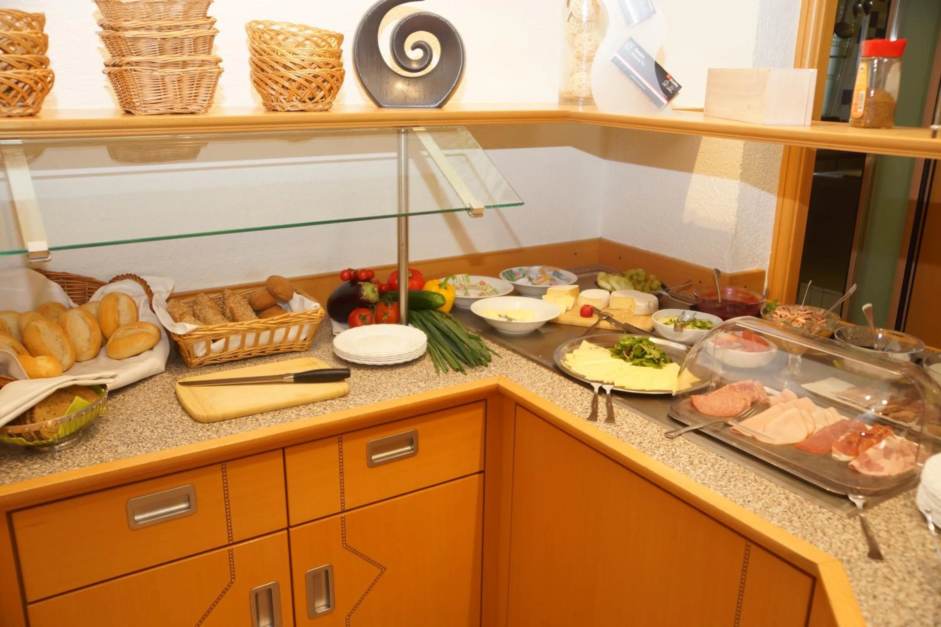 Breakfast in Warias Hotel & Restaurant am Geiseltalsee - Nähe Merseburg