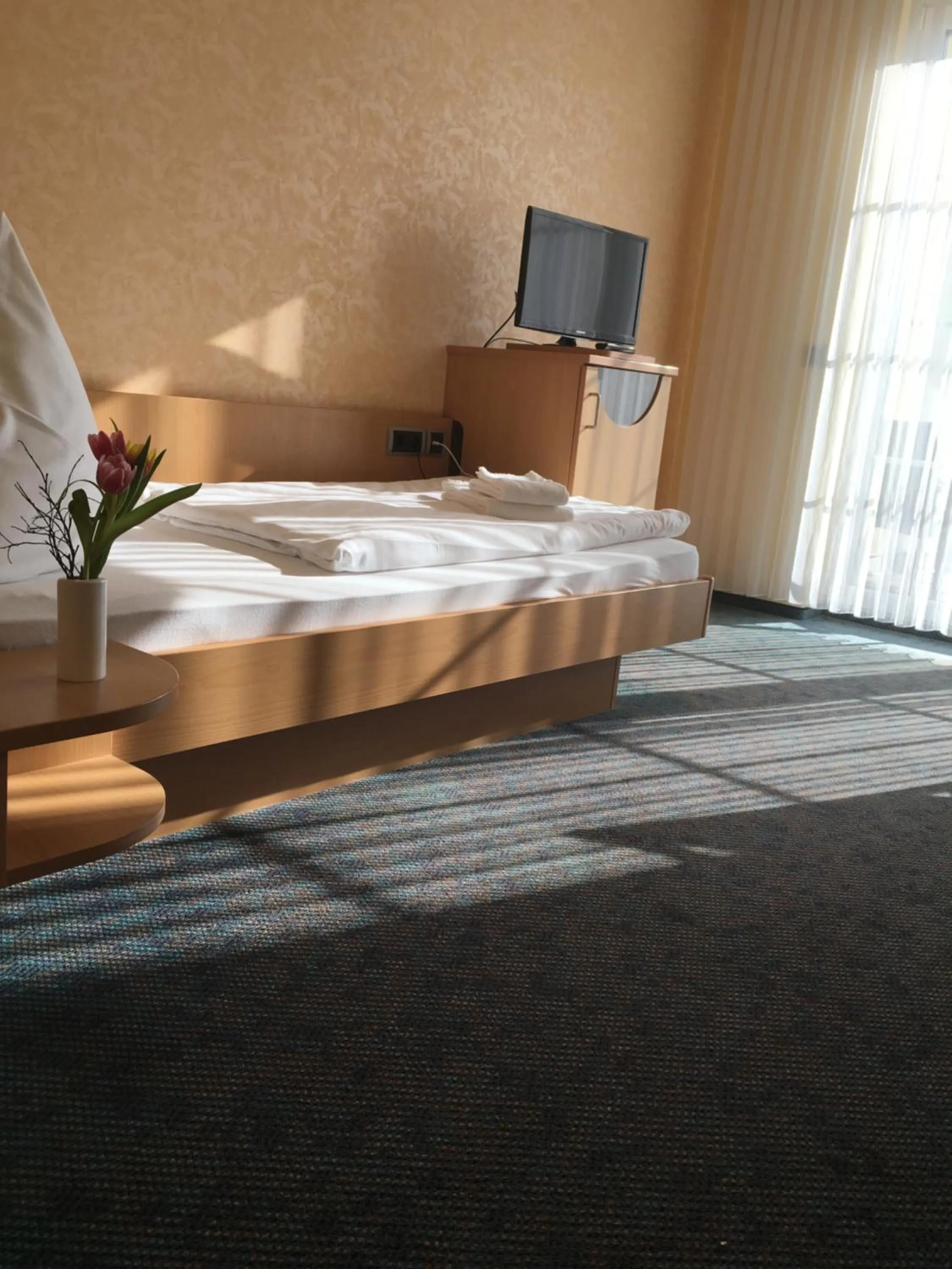 Photo of the whole room, Bed in Warias Hotel & Restaurant am Geiseltalsee - Nähe Merseburg