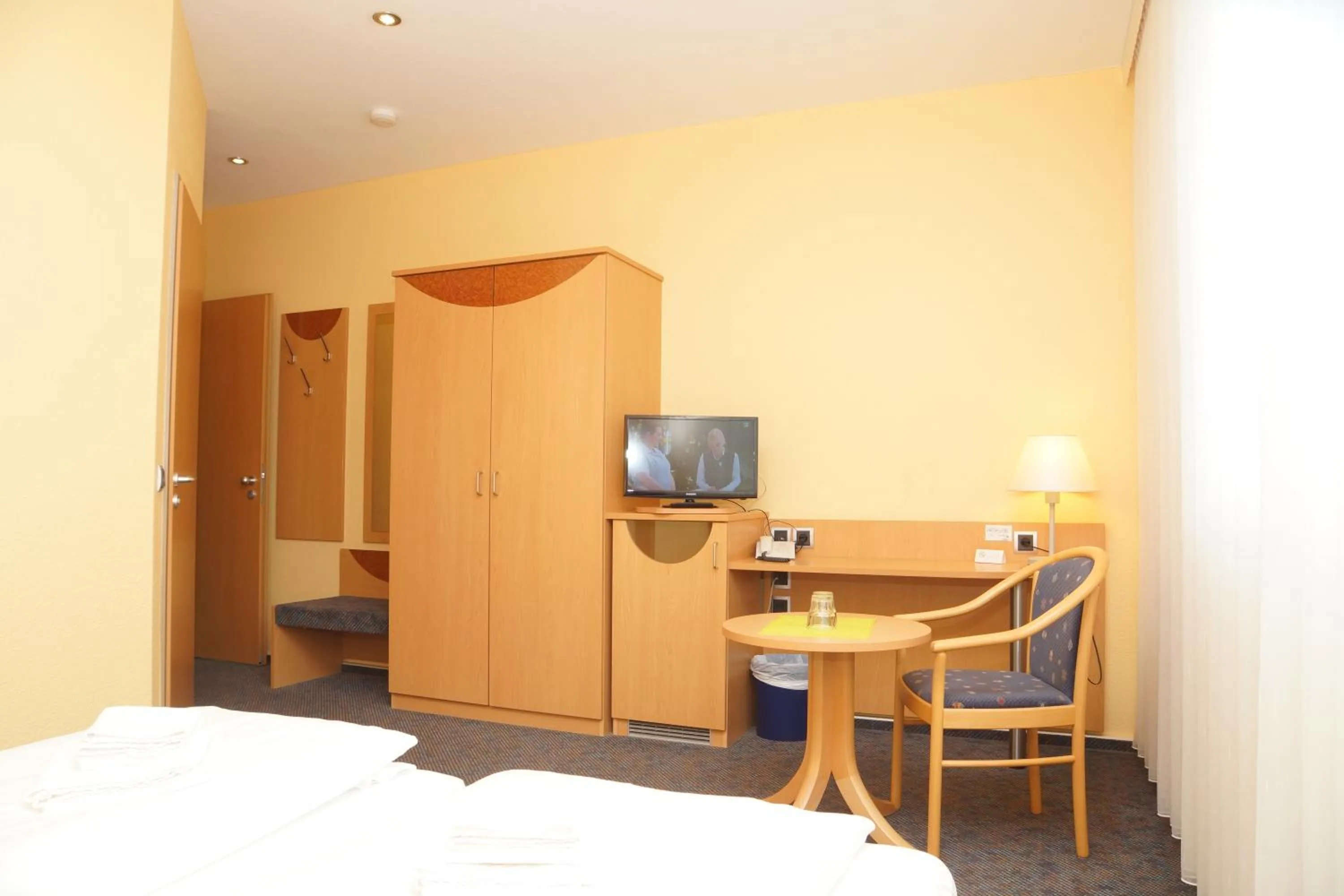 Seating area, Bed in Warias Hotel & Restaurant am Geiseltalsee - Nähe Merseburg