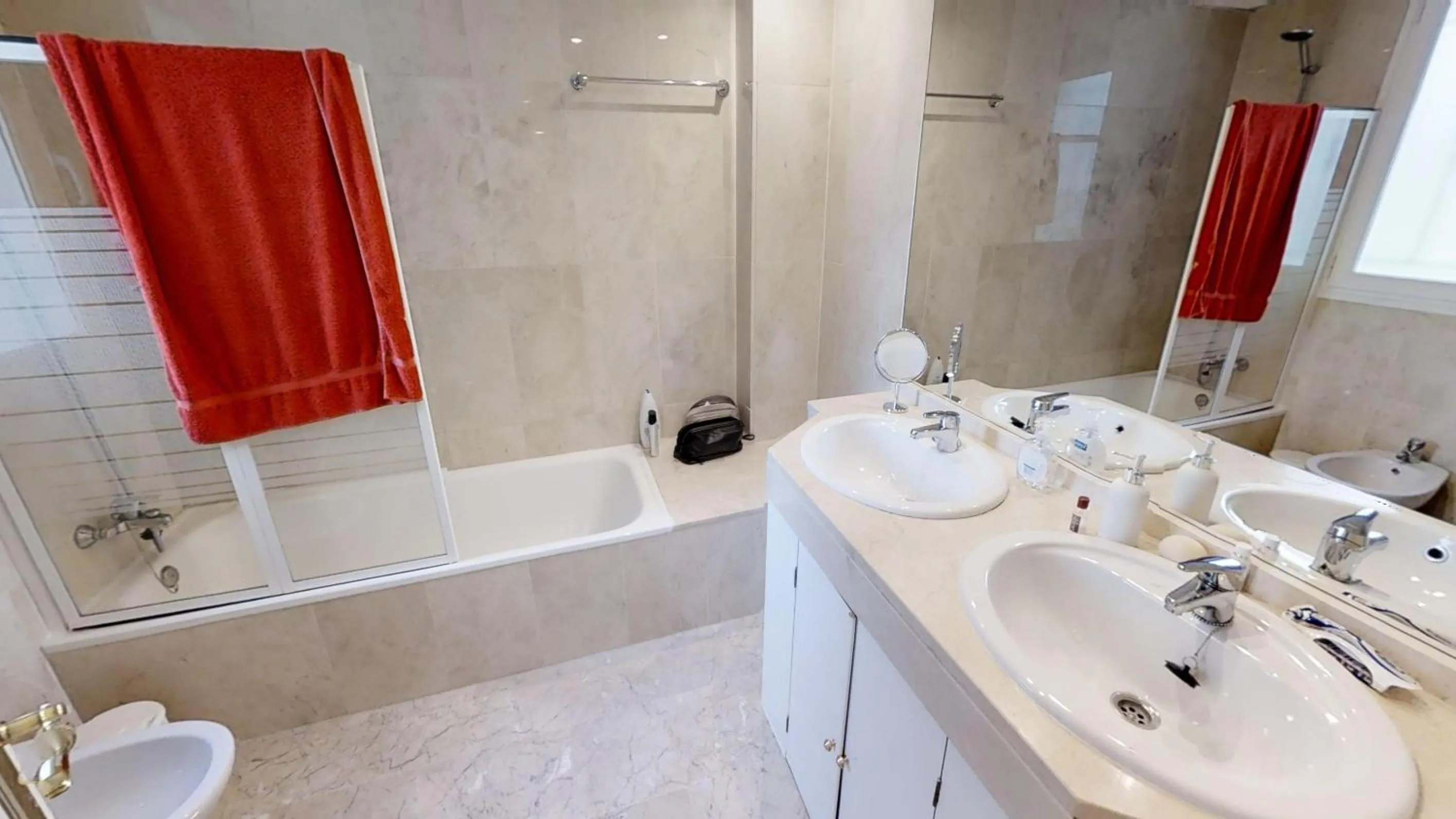 Bathroom in Very nice family apartment, direct pool access