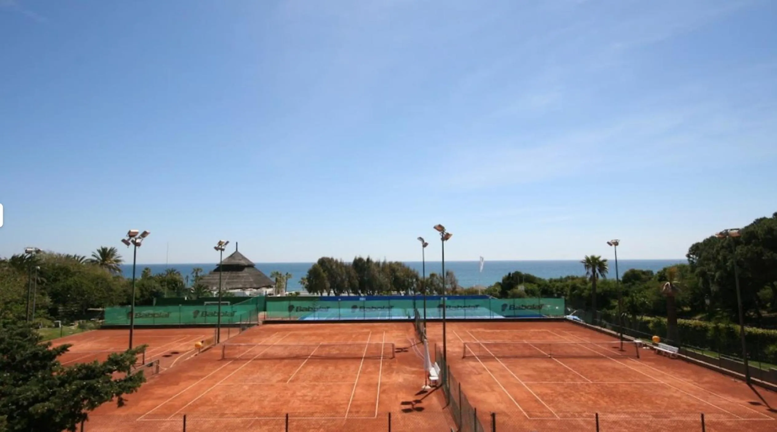 Tennis court in Very nice family apartment, direct pool access