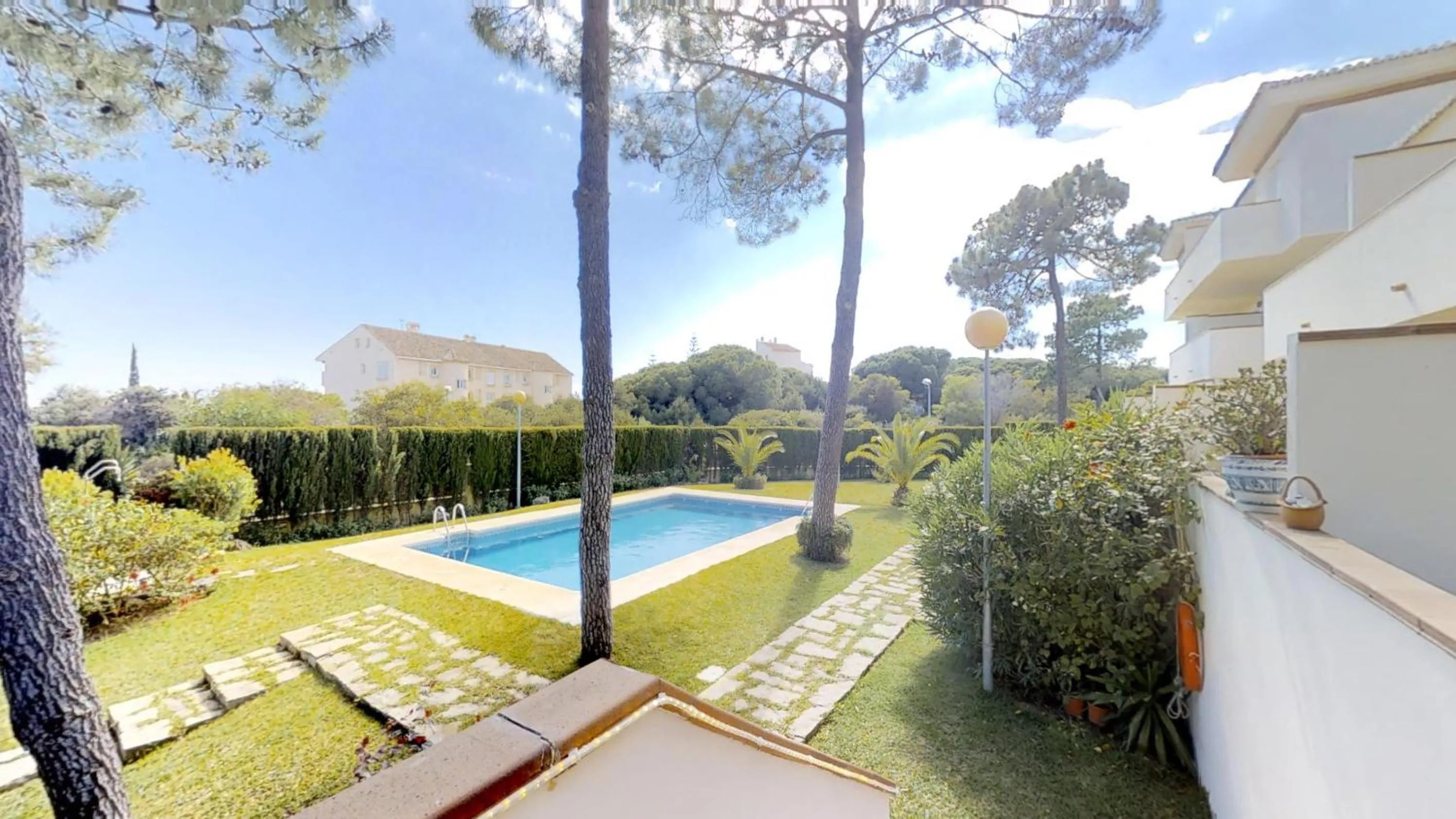 Garden in Very nice family apartment, direct pool access