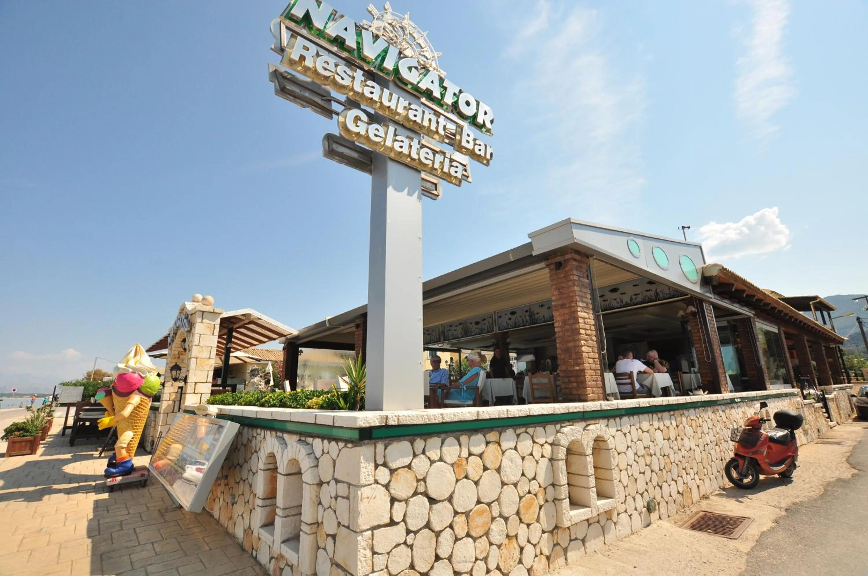 Restaurant/places to eat in Acharavi Garden