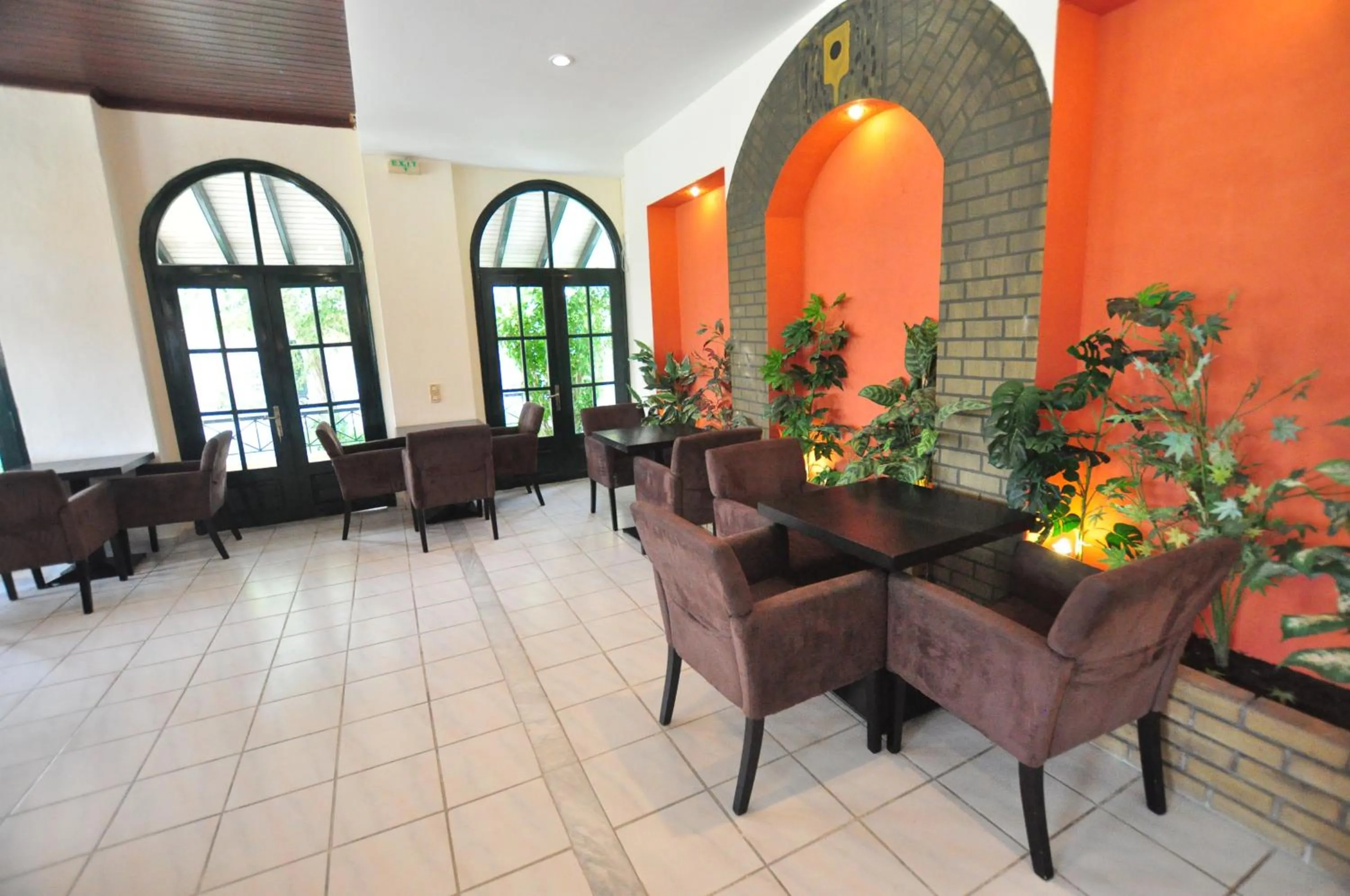 Restaurant/places to eat in Acharavi Garden