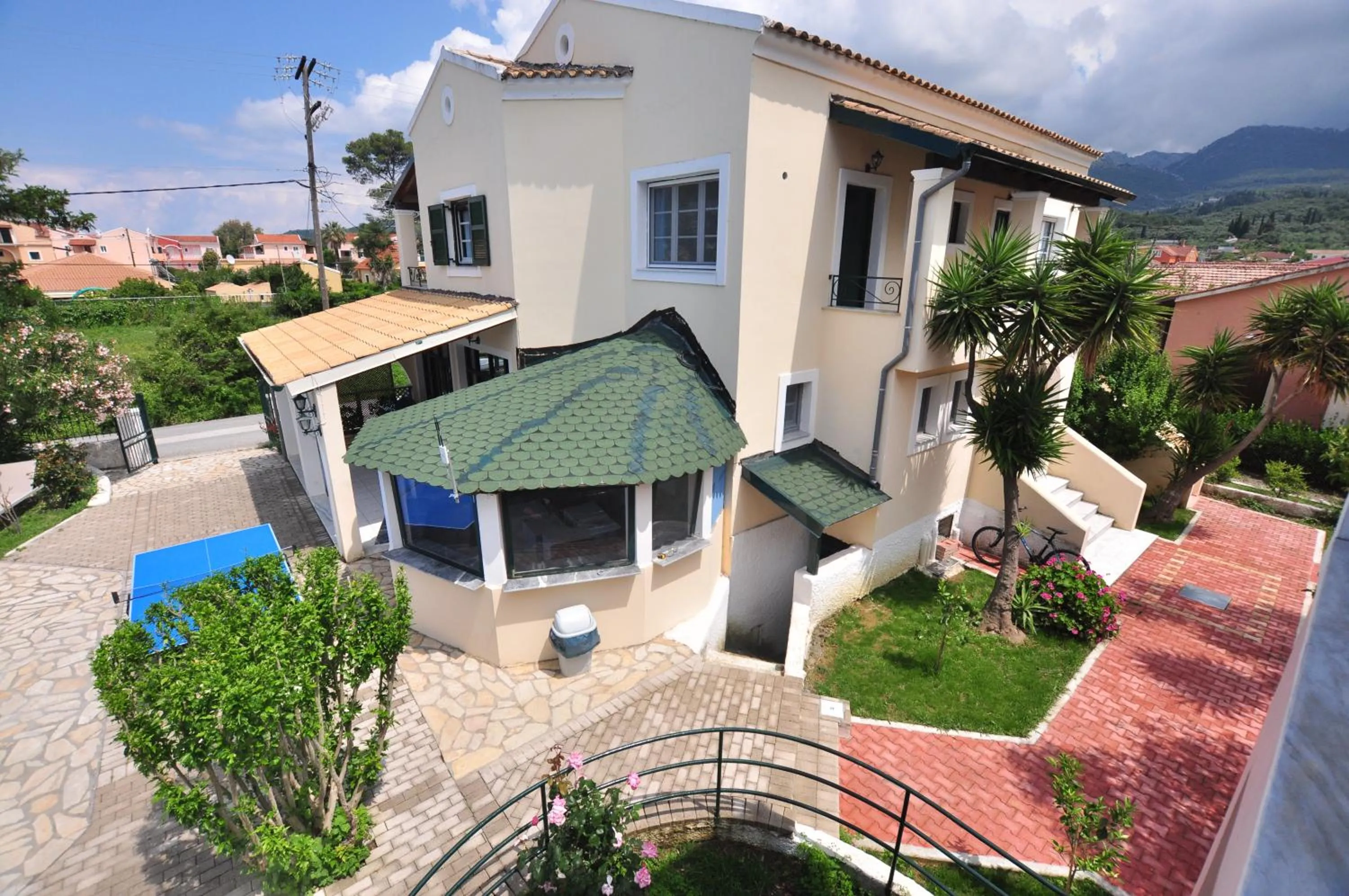 Property building in Acharavi Garden