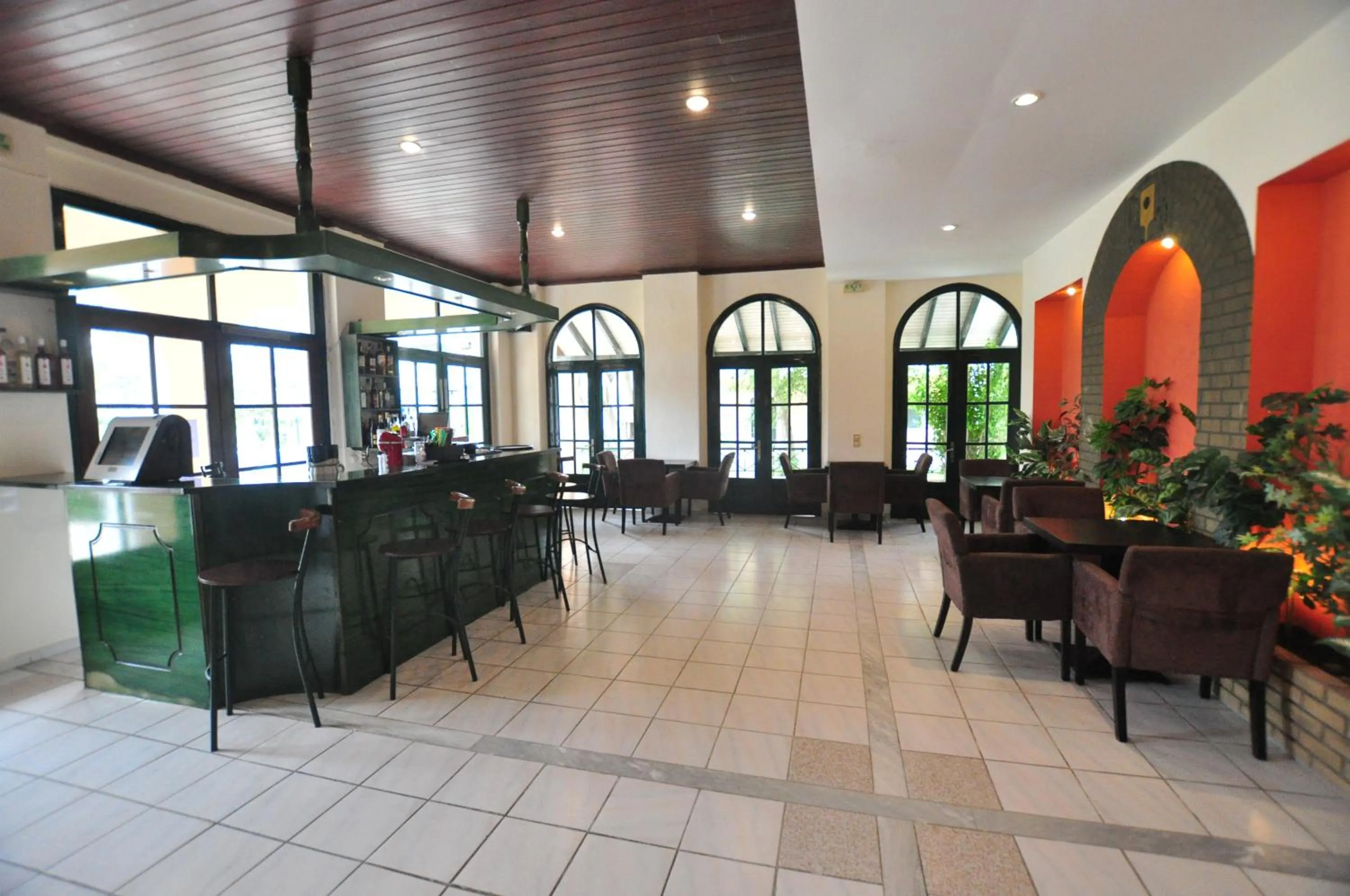 Restaurant/places to eat in Acharavi Garden