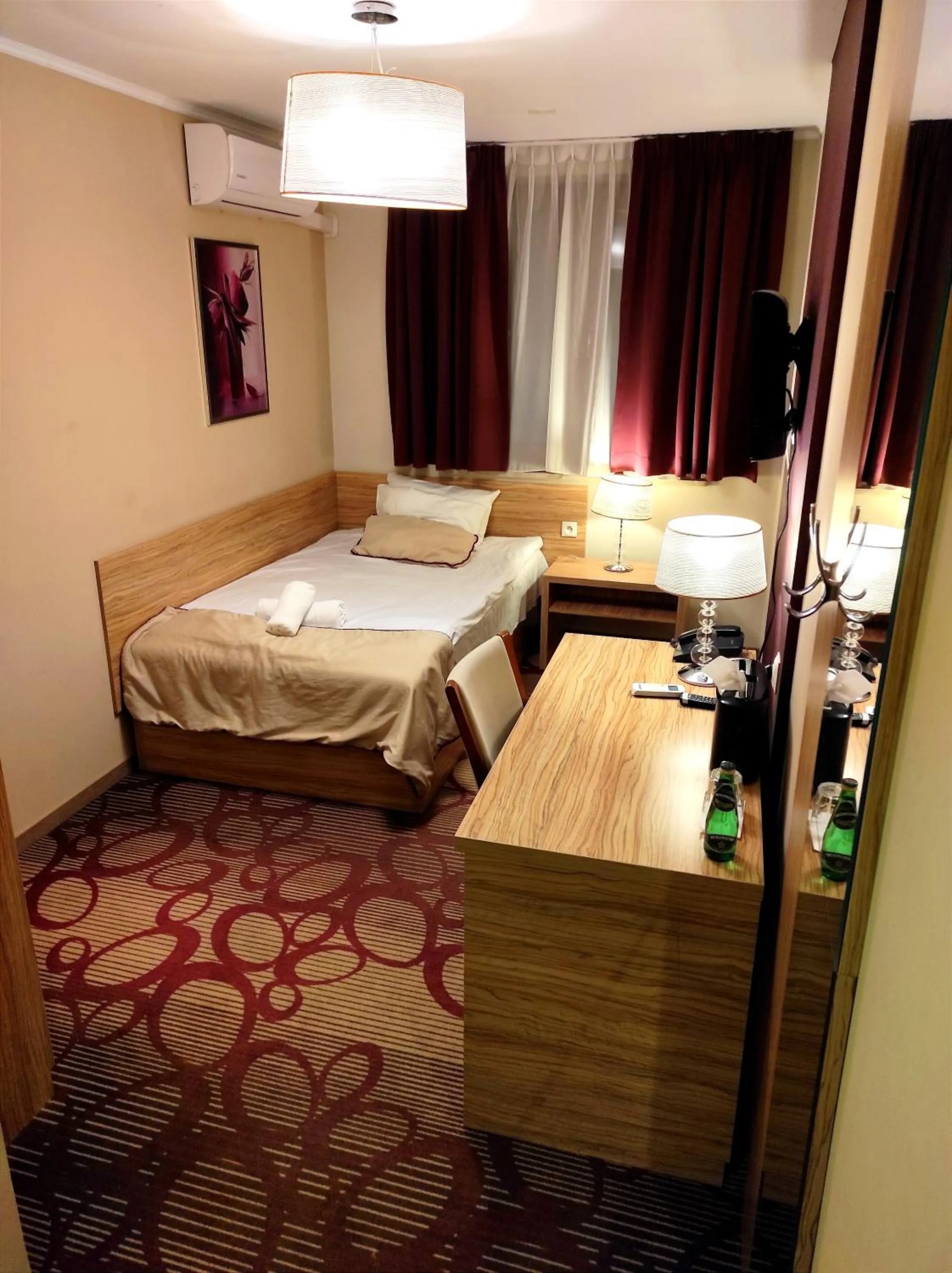 Photo of the whole room, Bed in Mela Verde