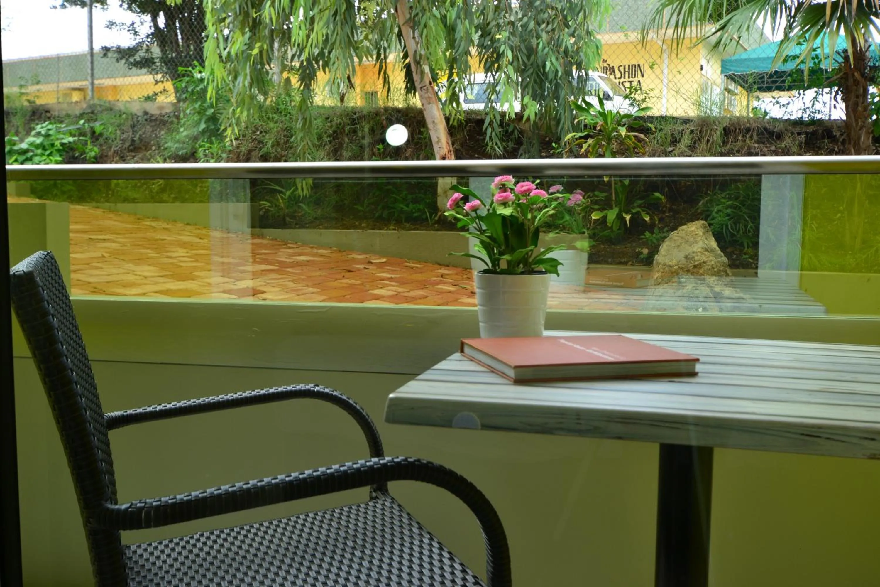 Balcony/Terrace in Quints Travelers Inn