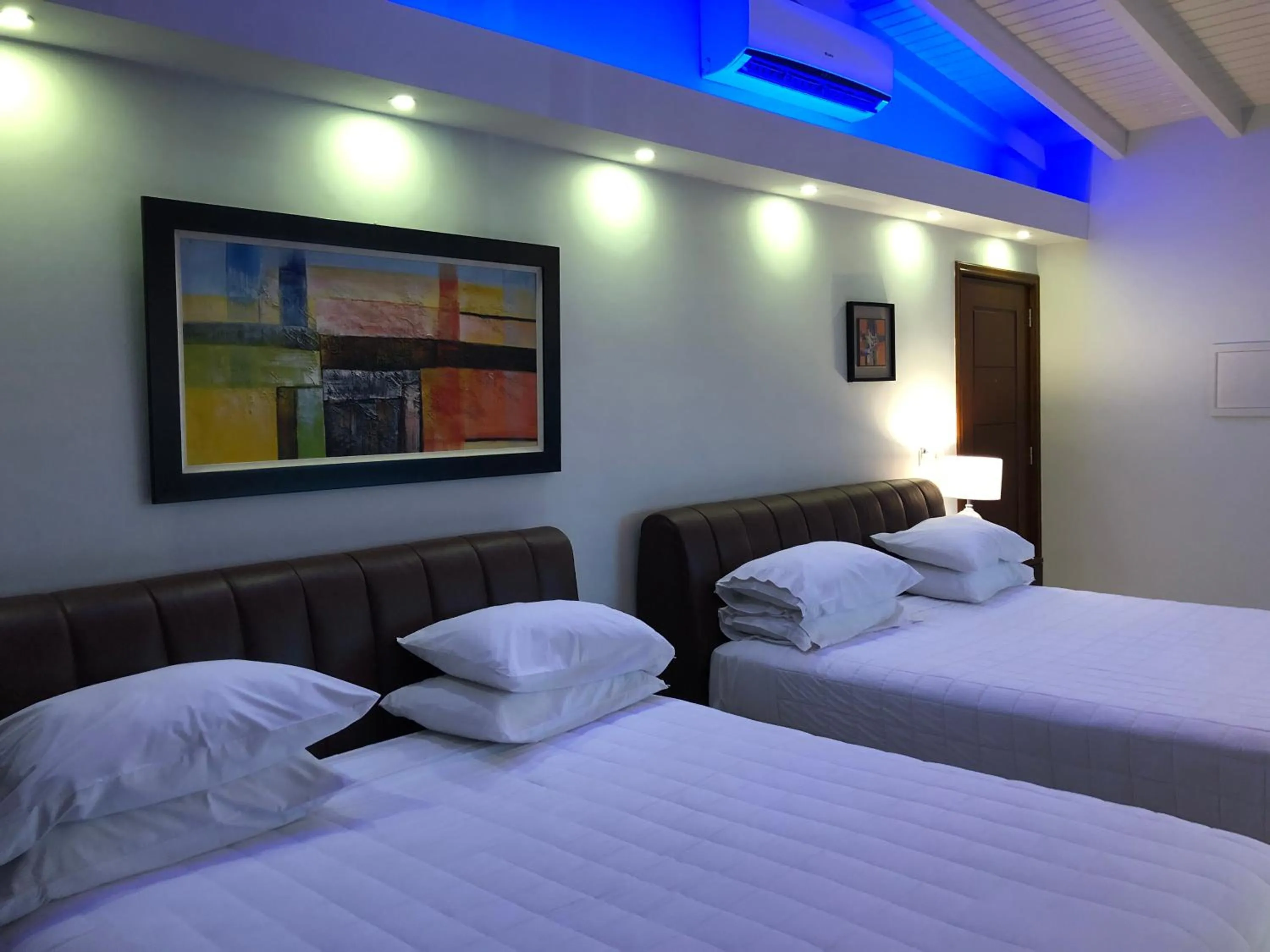 Bed in Quints Travelers Inn