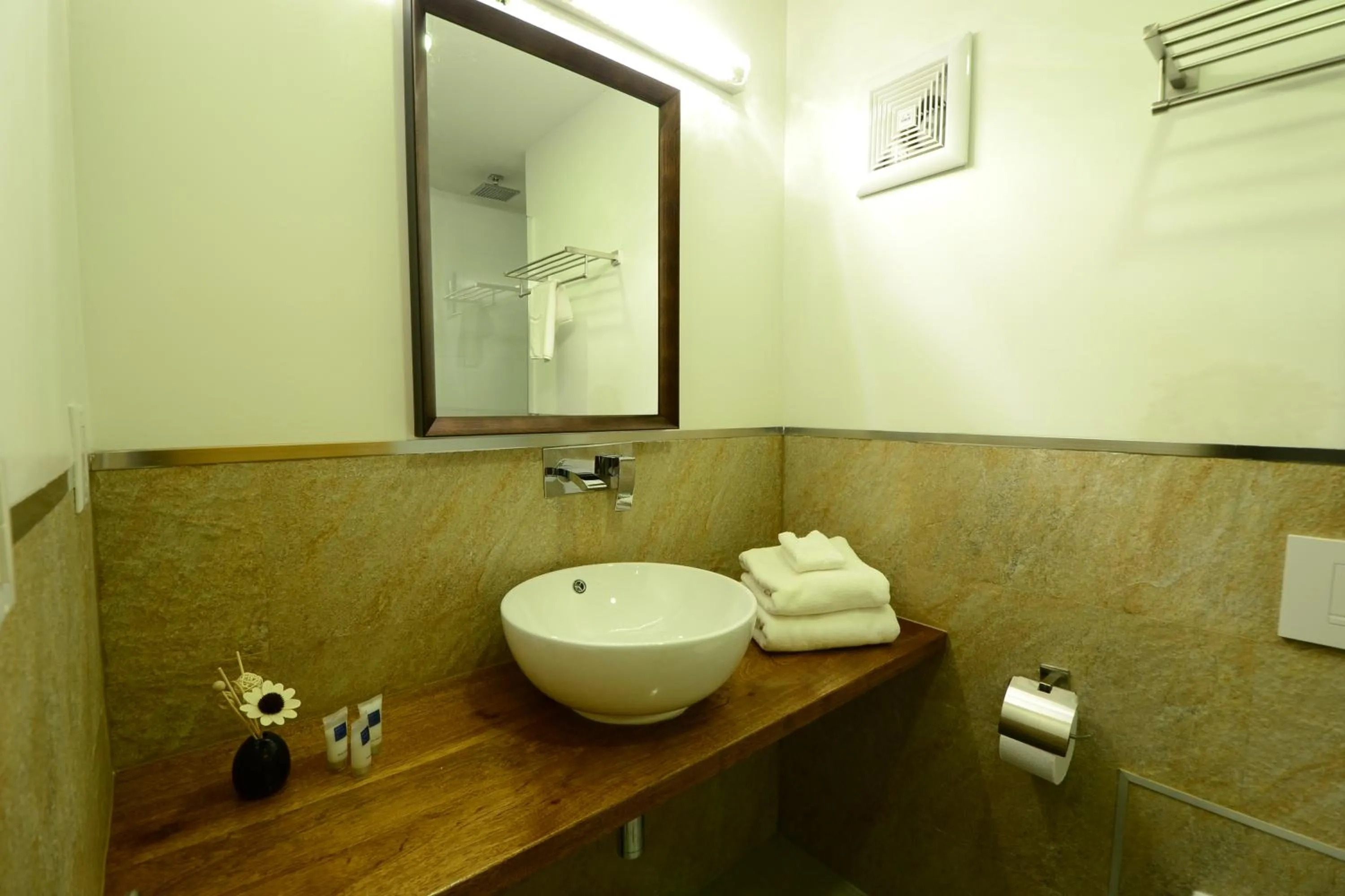 Bathroom in Quints Travelers Inn