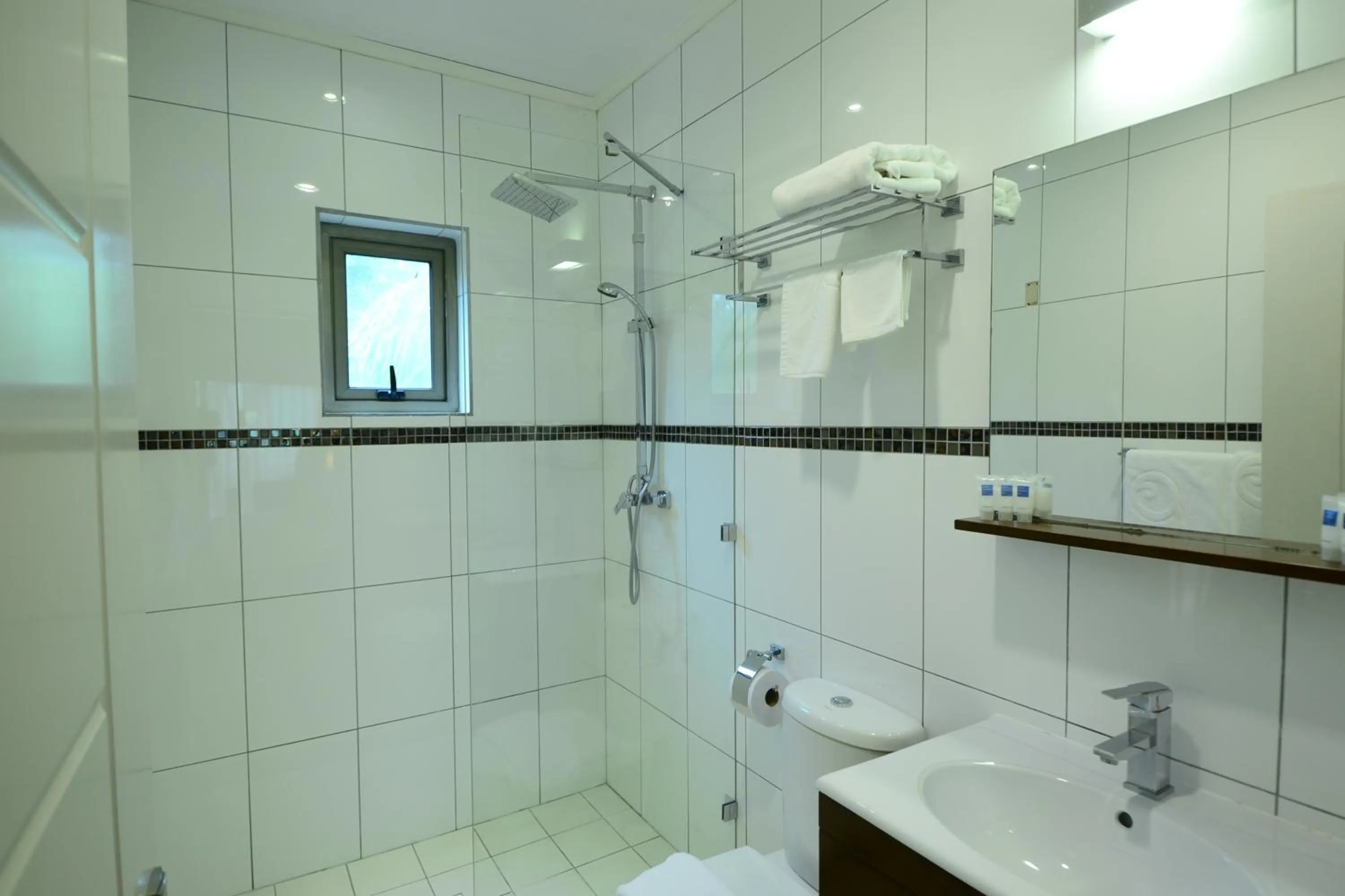 Shower in Quints Travelers Inn