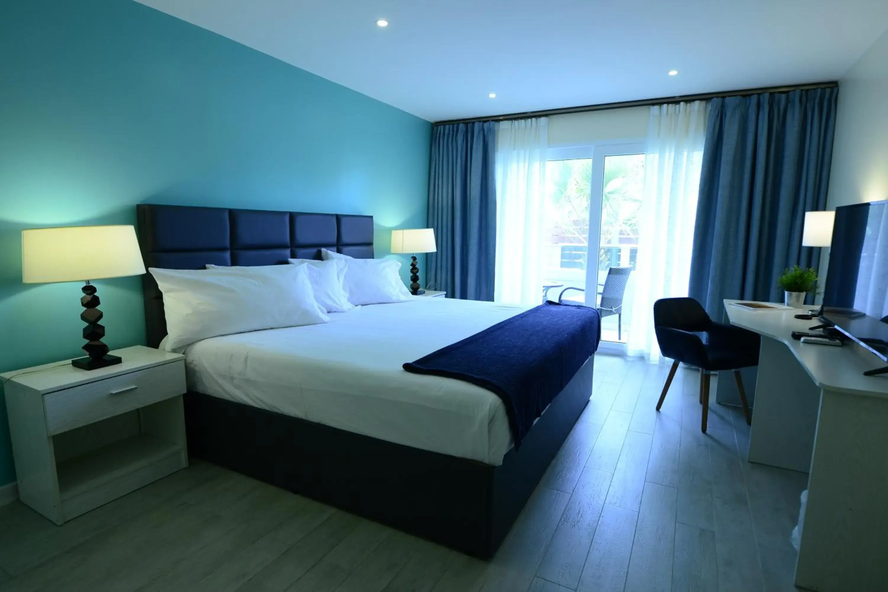 King Room with Balcony in Quints Travelers Inn King Room with Balcony in Quints Travelers Inn