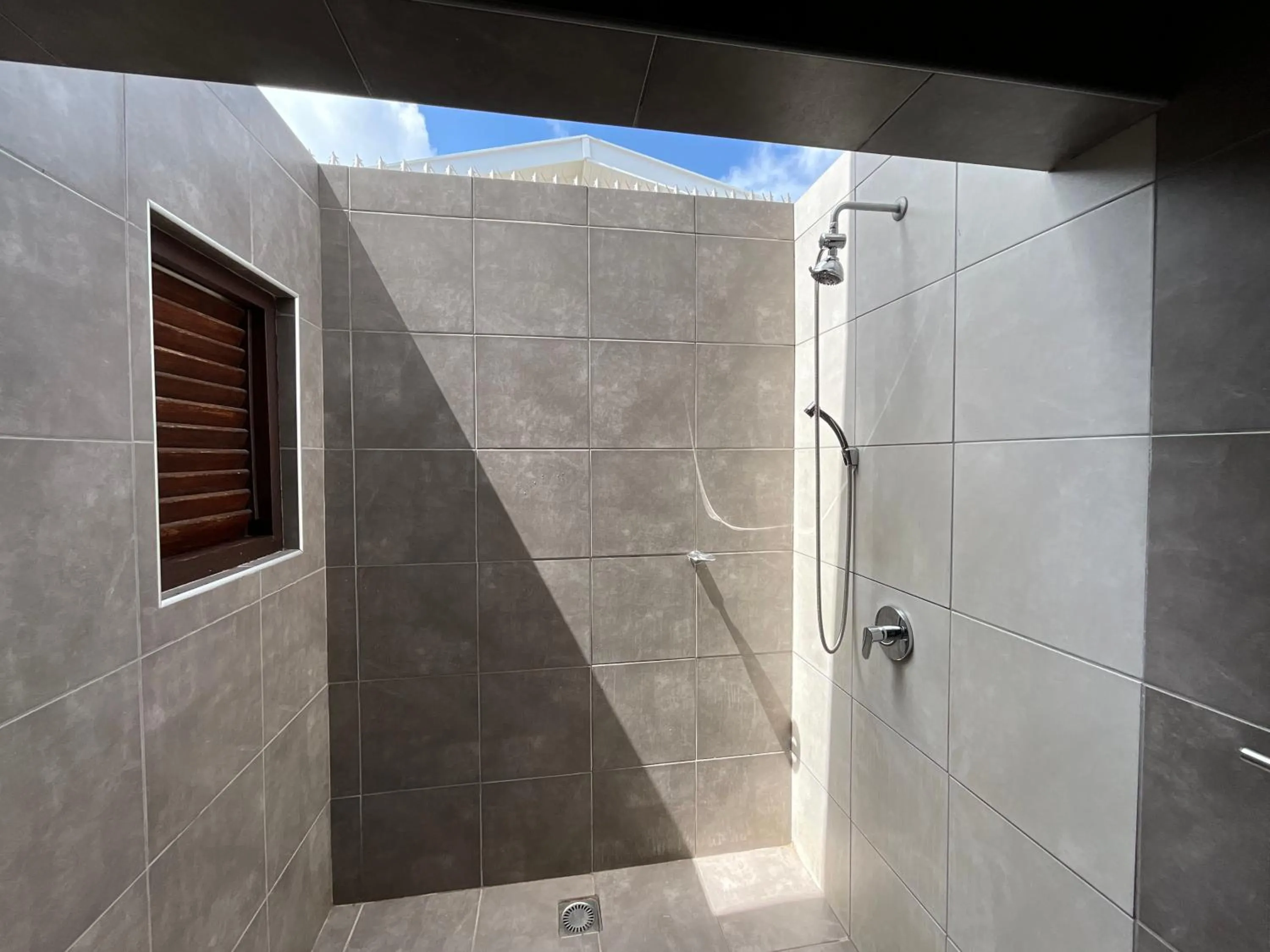 Shower in Bantopa Apartments