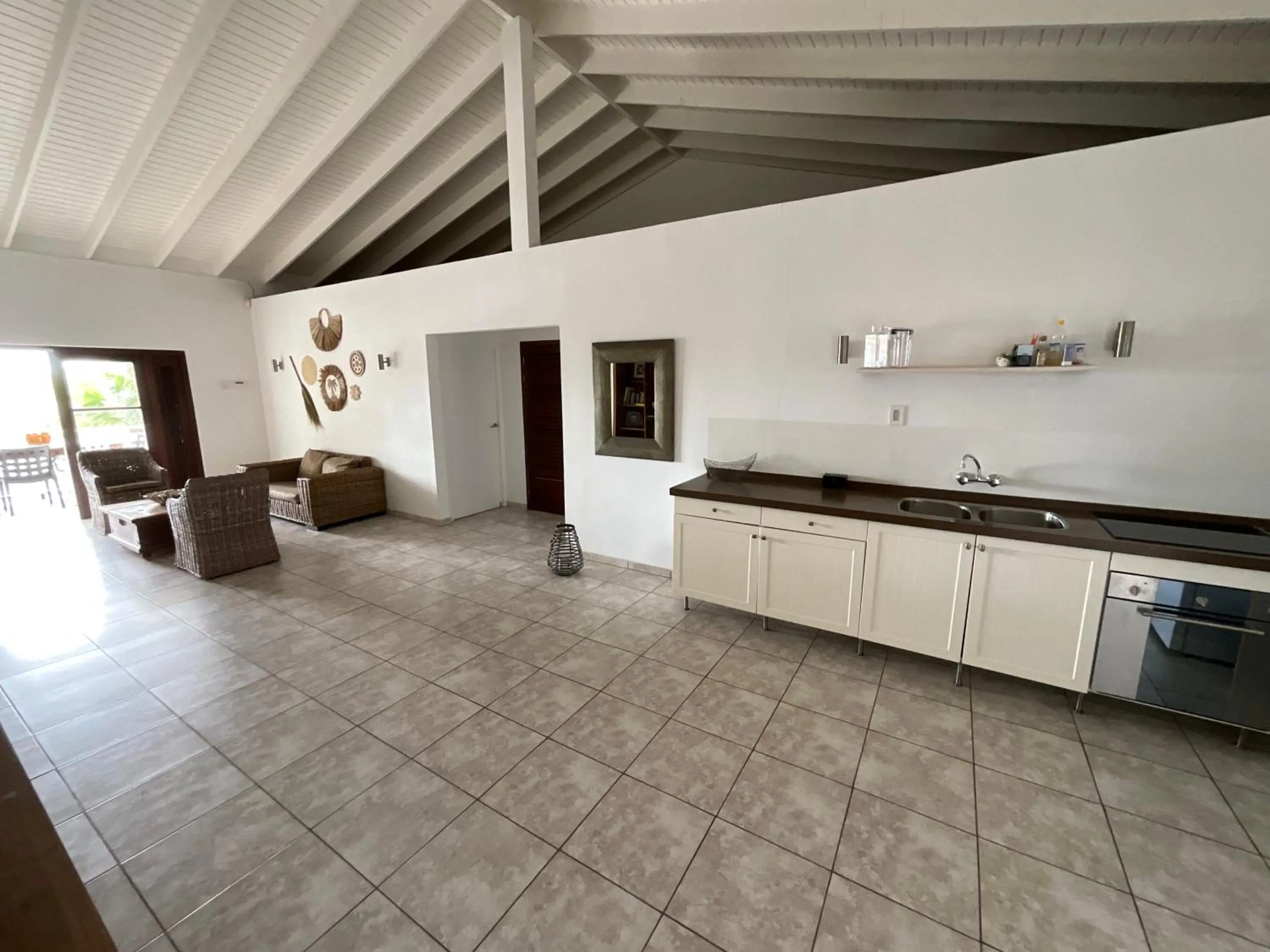kitchen in Bantopa Apartments