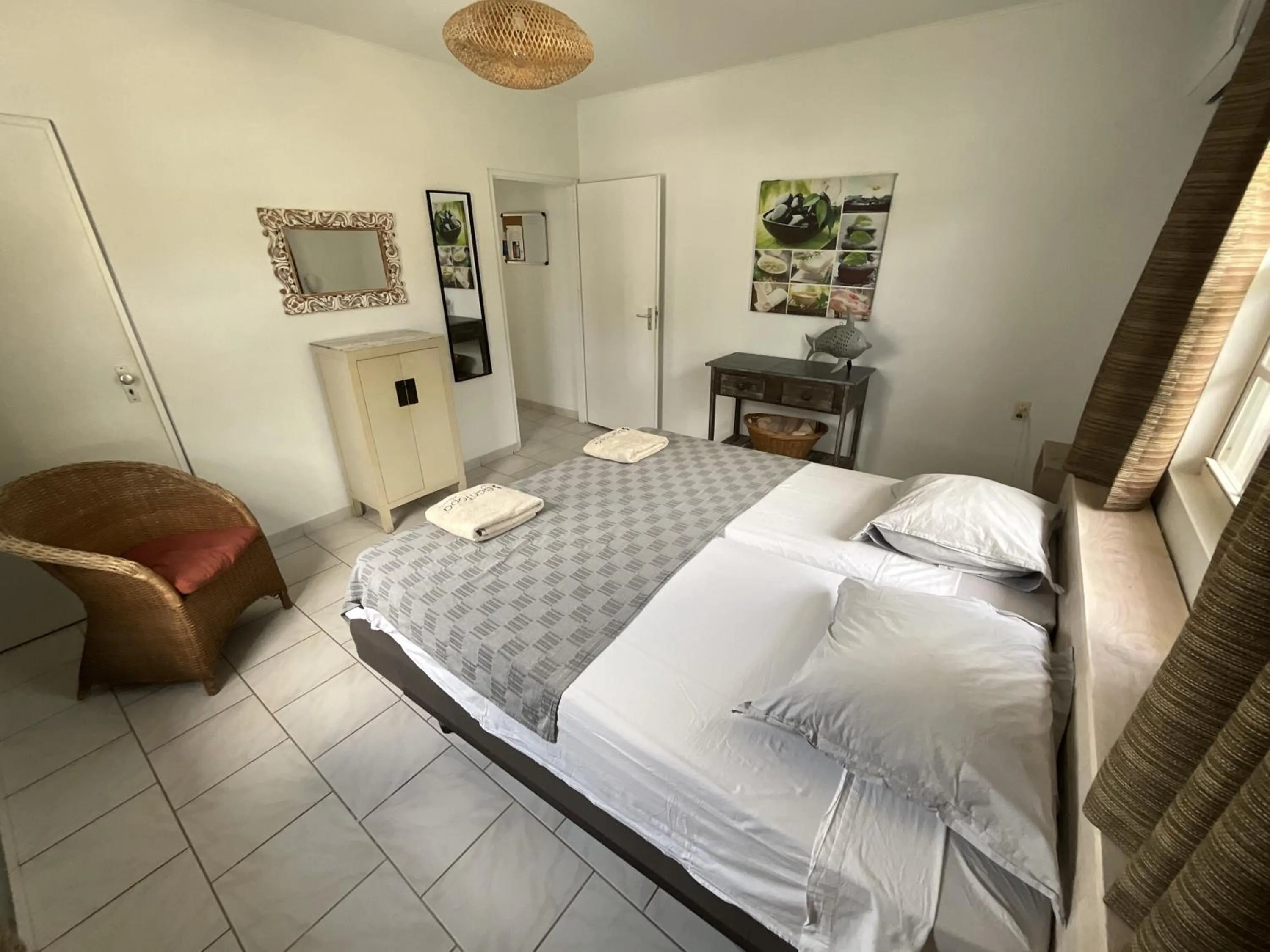Bedroom, Bed in Bantopa Apartments