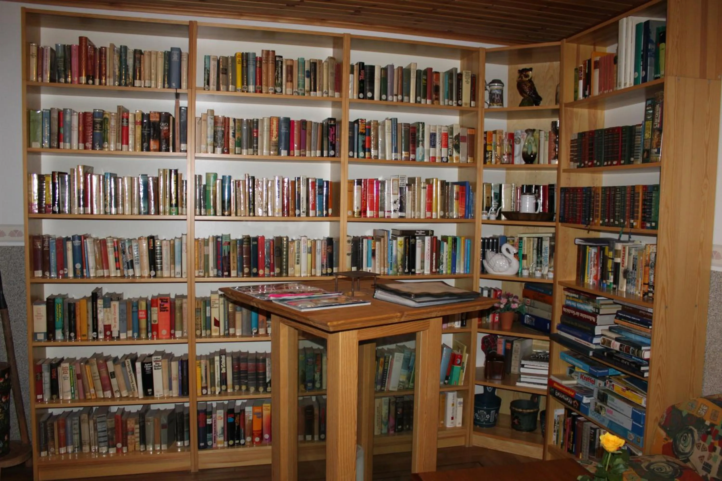 Library in Seegasthof Hois'n Wirt - Hotel mit Wellnessbereich