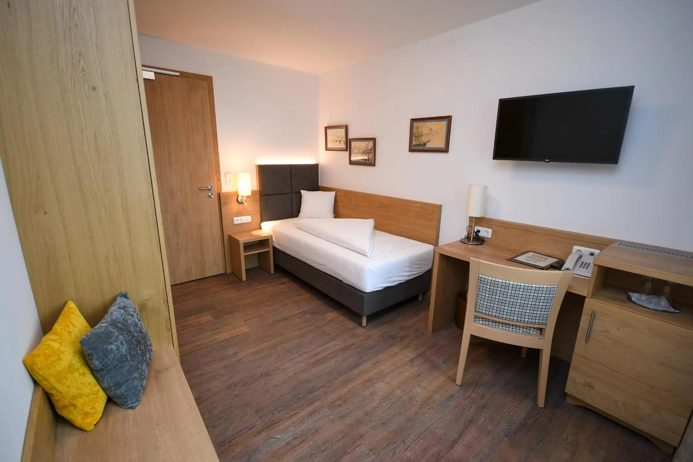 Photo of the whole room, Bed in Seegasthof Hois'n Wirt - Hotel mit Wellnessbereich