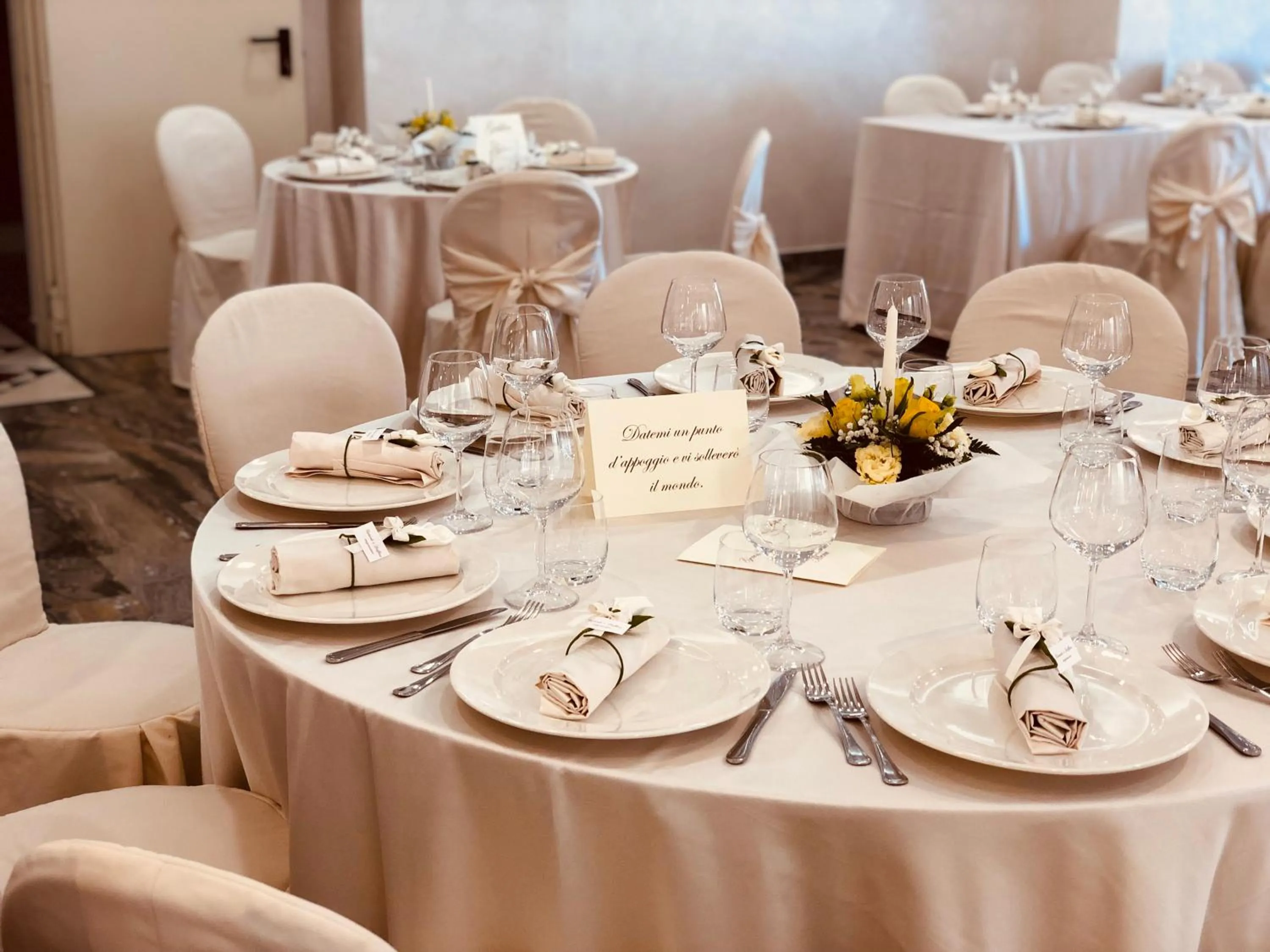 Restaurant/places to eat in Hotel Florida