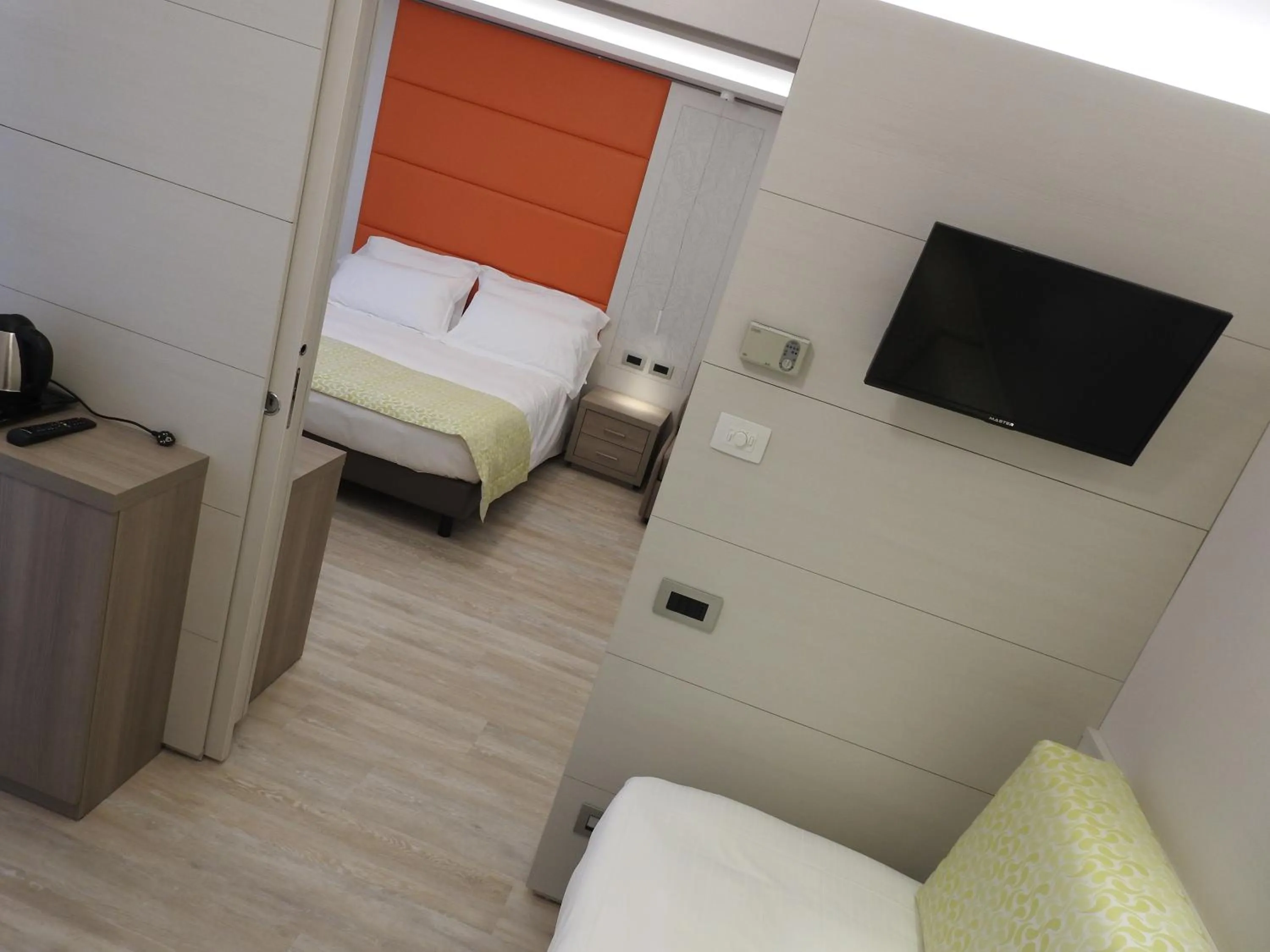 Coffee/tea facilities, Bed in Hotel Zurigo