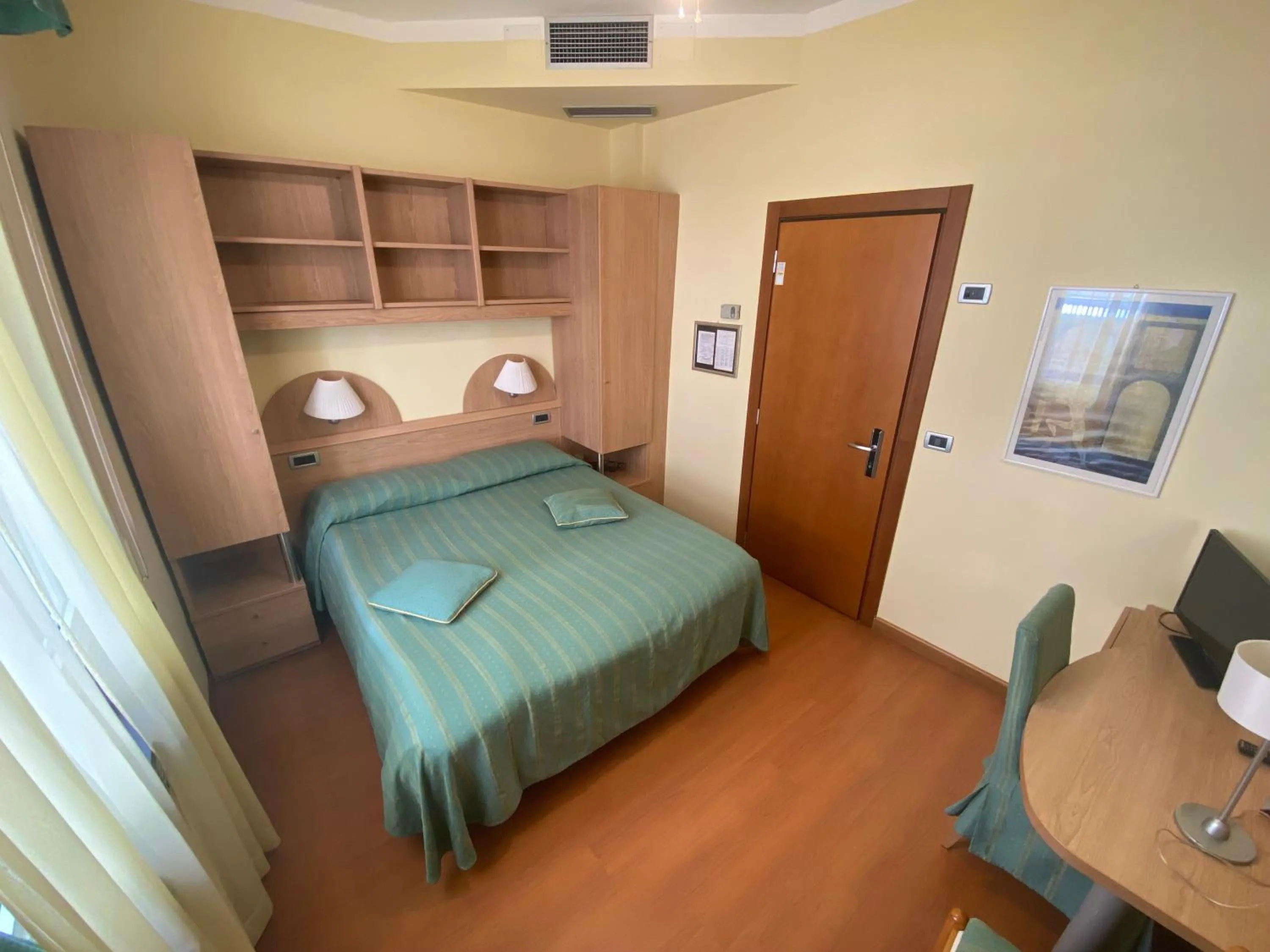 Restaurant/places to eat, Bed in Hotel Zurigo